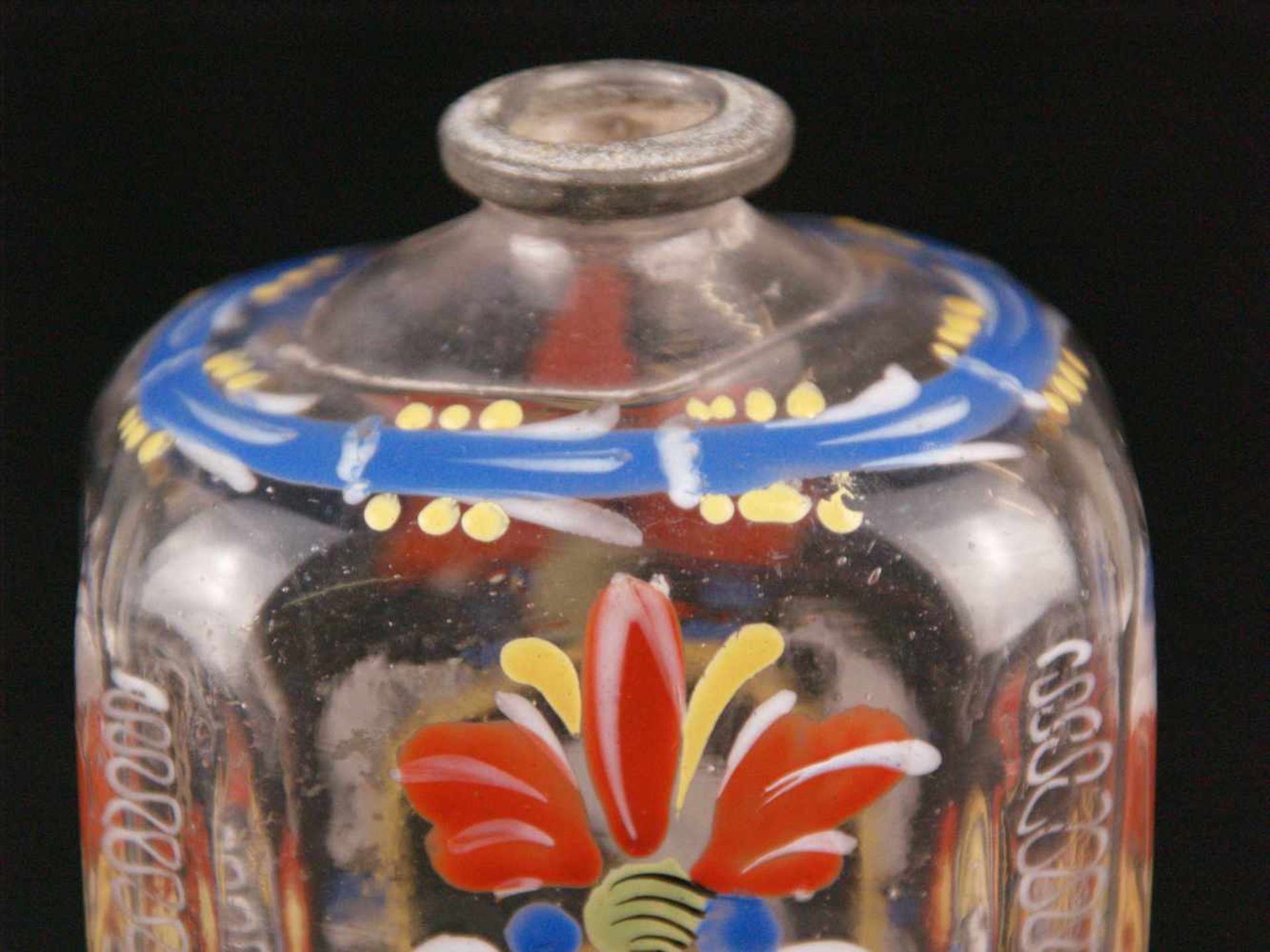 Kleine Schnapskaraffe - oktogonaler Korpus aus farblosem Glas, feine Emailmalerei mit Motiven aus - Bild 4 aus 9