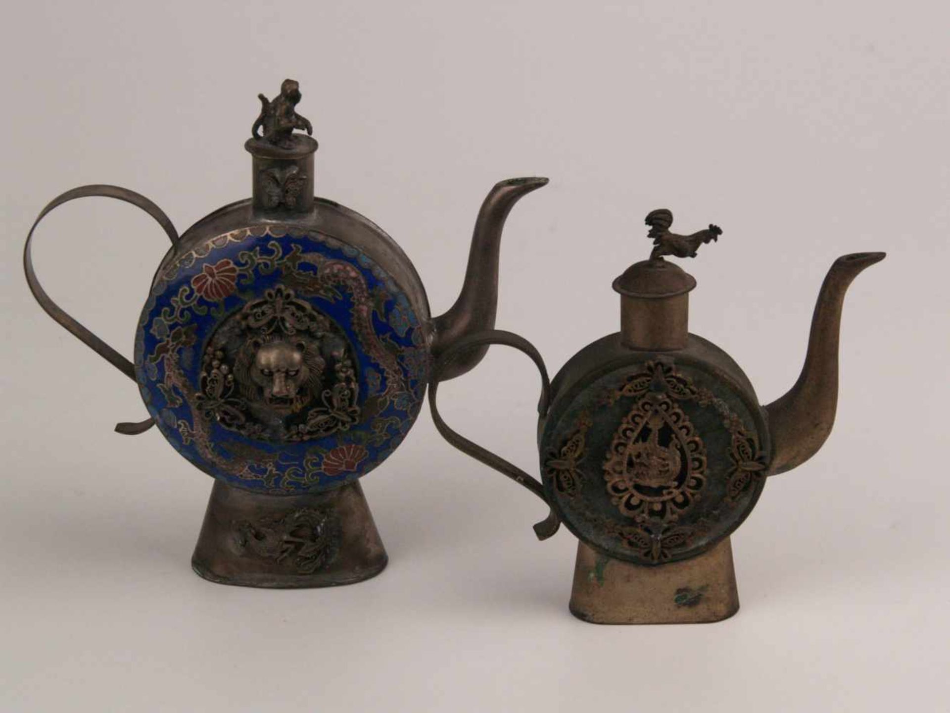 Zwei filigrane Metallkännchen - China, jeweils runder abgeflachter Korpus auf hohem Standfuß und - Bild 2 aus 6