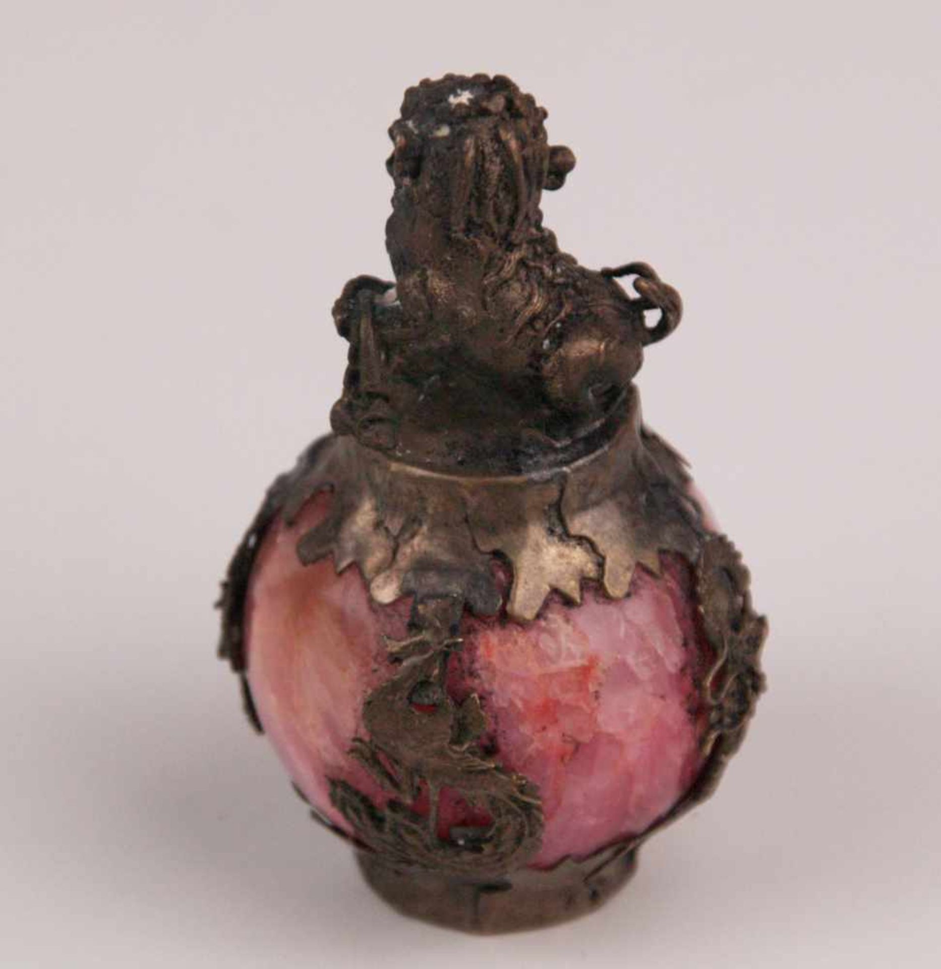 Kleiner Briefbeschwerer - roséfarbene Alabasterkugel mit Metallmontierung, umlaufend mit Phönix- und - Bild 2 aus 3