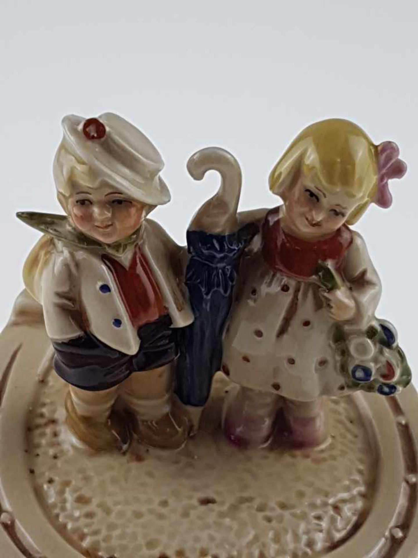 Deckeldose mit Kinderfiguren - deutsch, ovale Dose, Deckel in Hufeisen-Form mit vollplastischen - Image 3 of 6