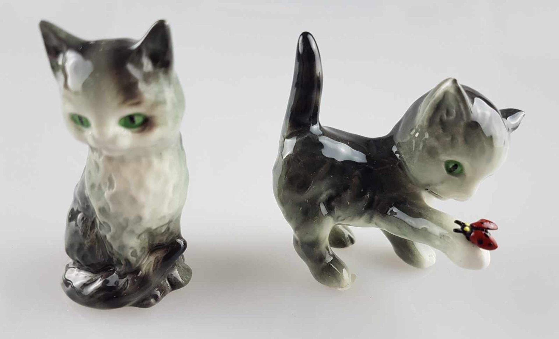 Konvolut Katzenfiguren Goebel - 3-tlg., 2 spielende und 1 liegende Katze(n), alle grünäugig, - Bild 2 aus 5