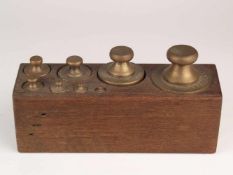 Acht Gewichte - Holzblock mit 8 Gewichten, Messing, von 5g bis 1 kg, zylindrischer Korpus mit Knauf,