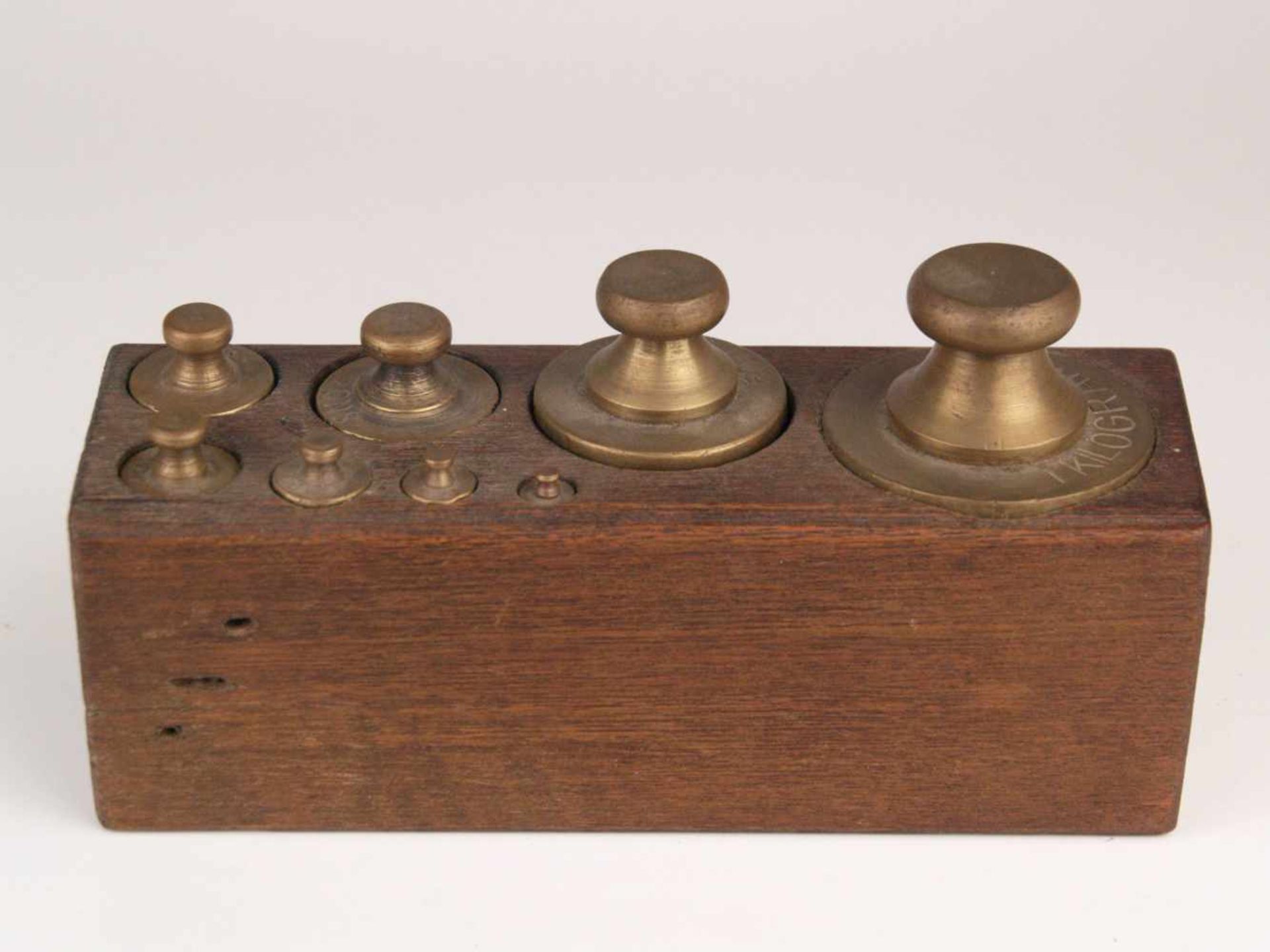 Acht Gewichte - Holzblock mit 8 Gewichten, Messing, von 5g bis 1 kg, zylindrischer Korpus mit Knauf,