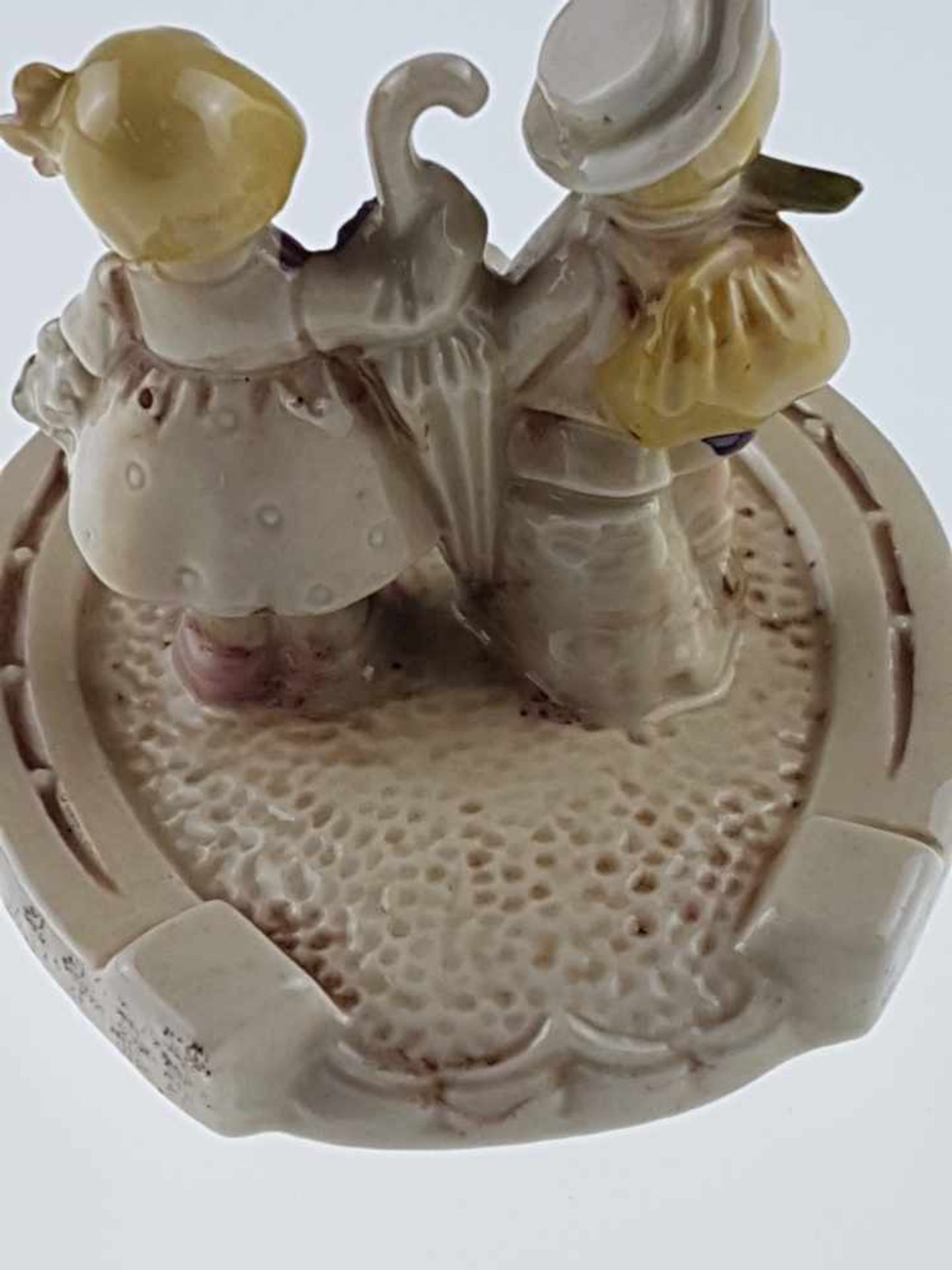 Deckeldose mit Kinderfiguren - deutsch, ovale Dose, Deckel in Hufeisen-Form mit vollplastischen - Image 4 of 6