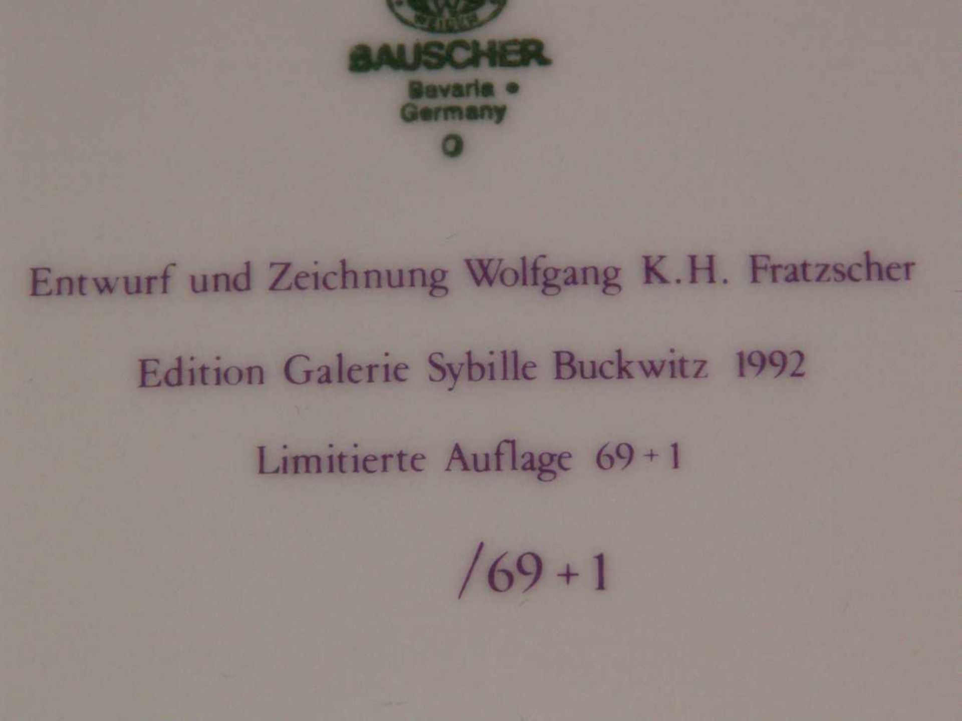 Künstler-Platzteller - Porzellan, Entwurf: Wolfgang Fratzscher, betitelt "Reise zu Satyra", - Bild 6 aus 6