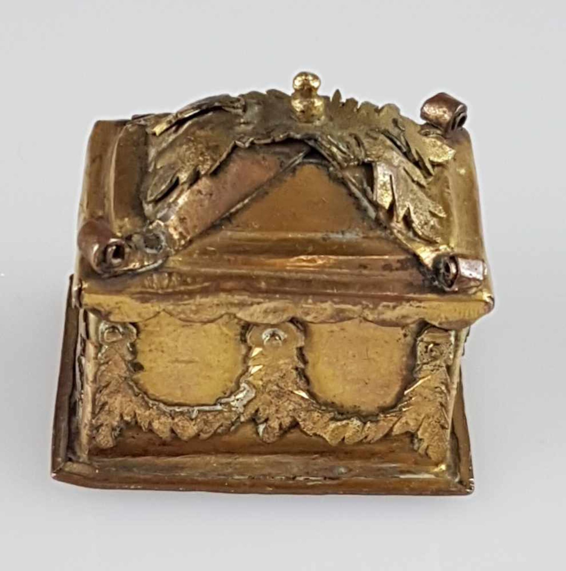 Miniaturdöschen - Kupfer feuervergoldet,17./18.Jahrhundert, Schreinform mit Zierappliken,tlw.