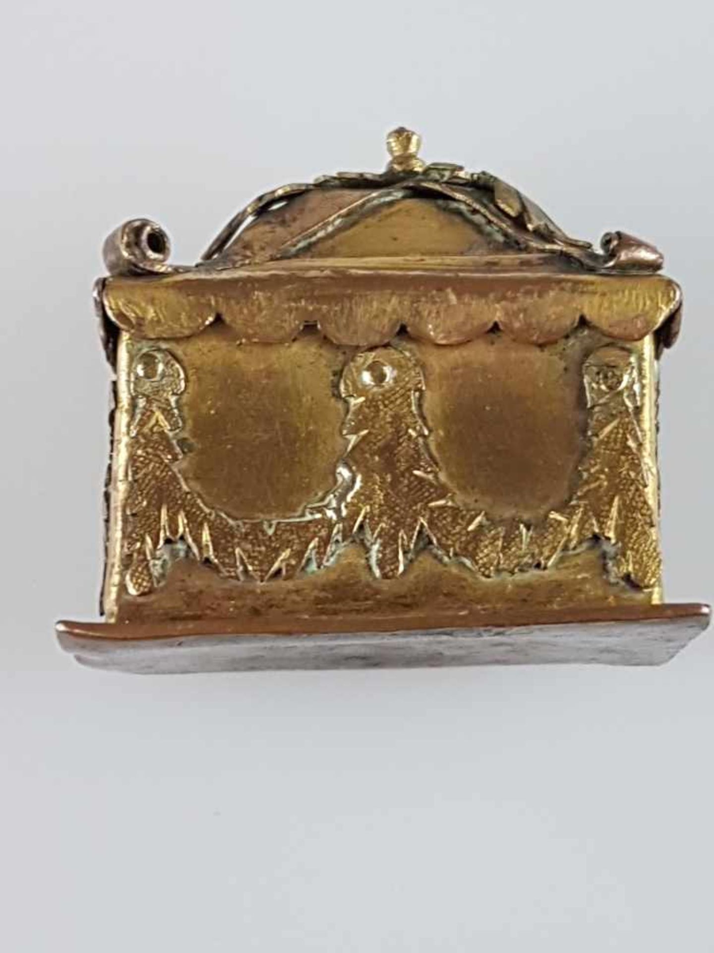Miniaturdöschen - Kupfer feuervergoldet,17./18.Jahrhundert, Schreinform mit Zierappliken,tlw. - Bild 3 aus 7