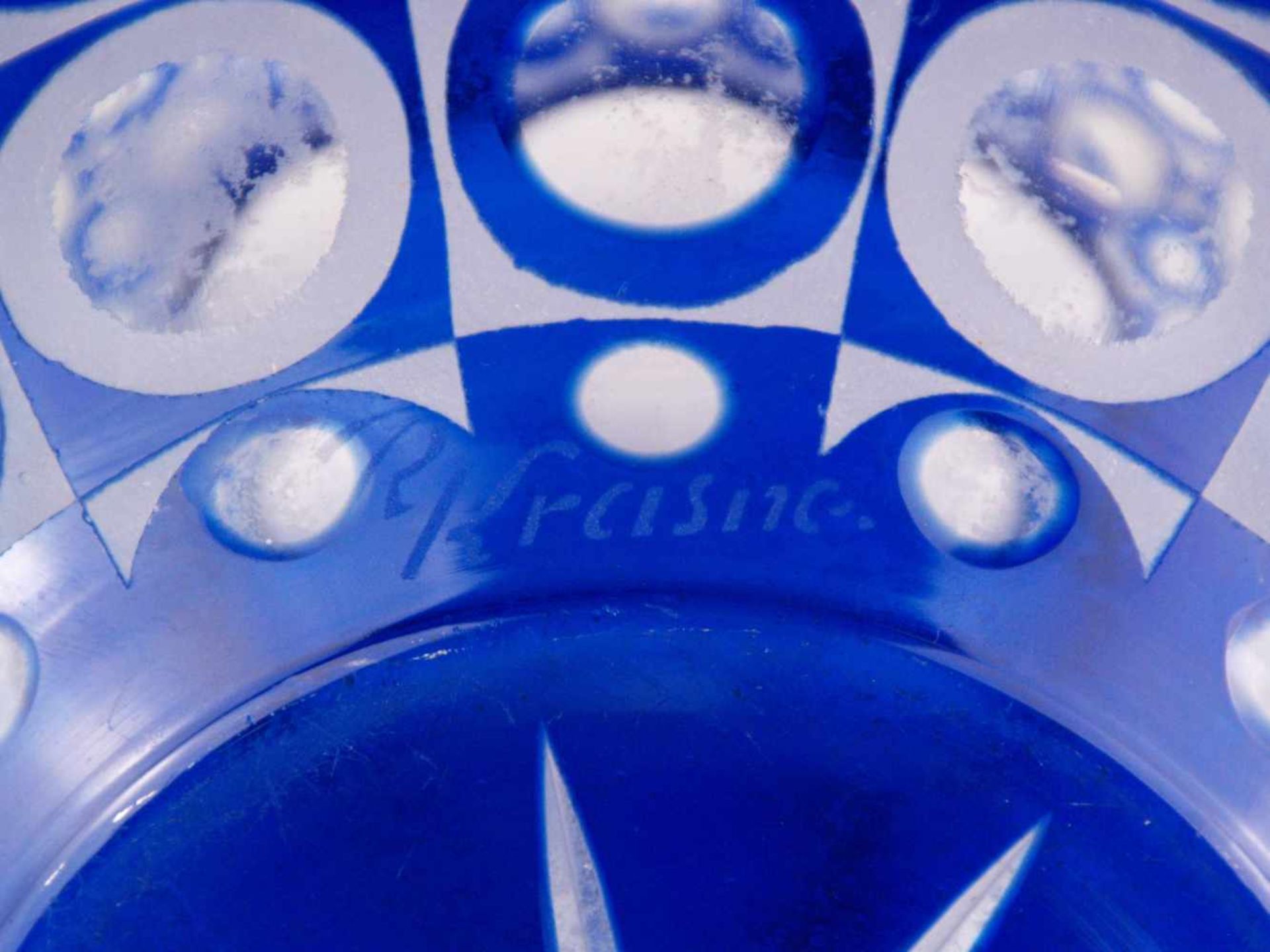 Glasvase -Böhmen, sign. R. Krasne, bauchige Form, mattes und glattes Glas in Milchweiß und Blau, - Bild 5 aus 5