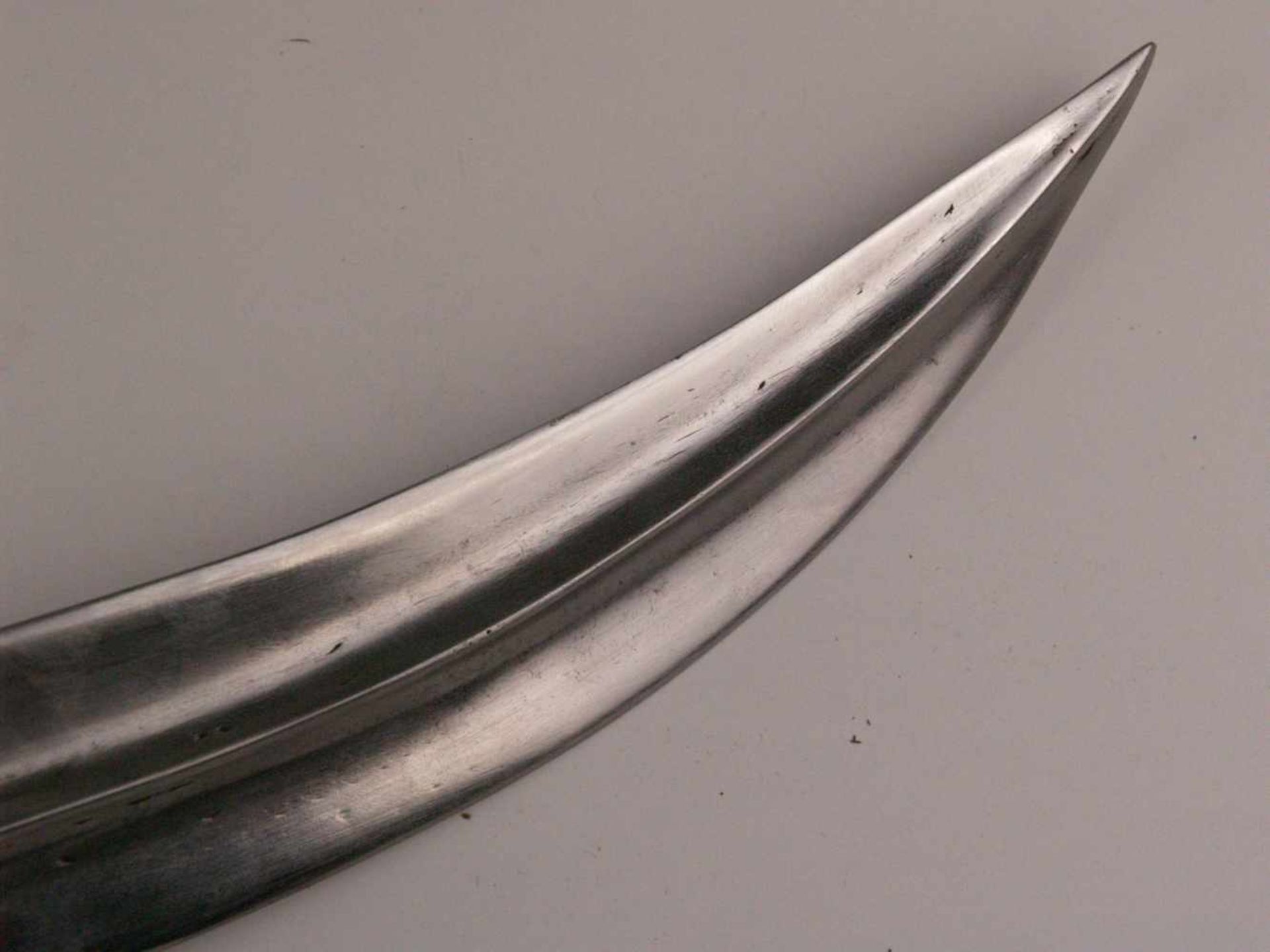 Krummdolch/Jambiya - breite, geschwungene Klinge mit starkem Mittelgrat, Horngriff mit ziseliertem - Bild 7 aus 7