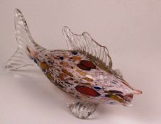 Fischfigur - Murano, farbloses Glas mit farbigen Pulvereinschmelzungen, an Flossen bestossen, L.ca.