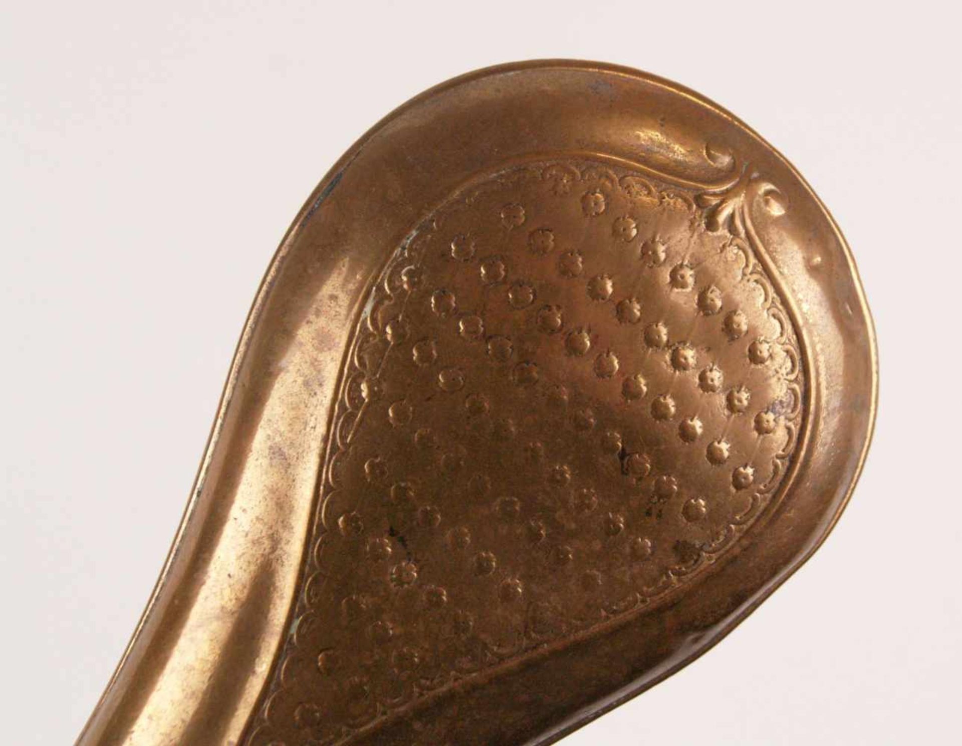 Pulverflasche - Kupfer/Messing, birnenförmiger Korpus mit Reliefdekor, mit Dosiervorrichtung, - Bild 3 aus 4
