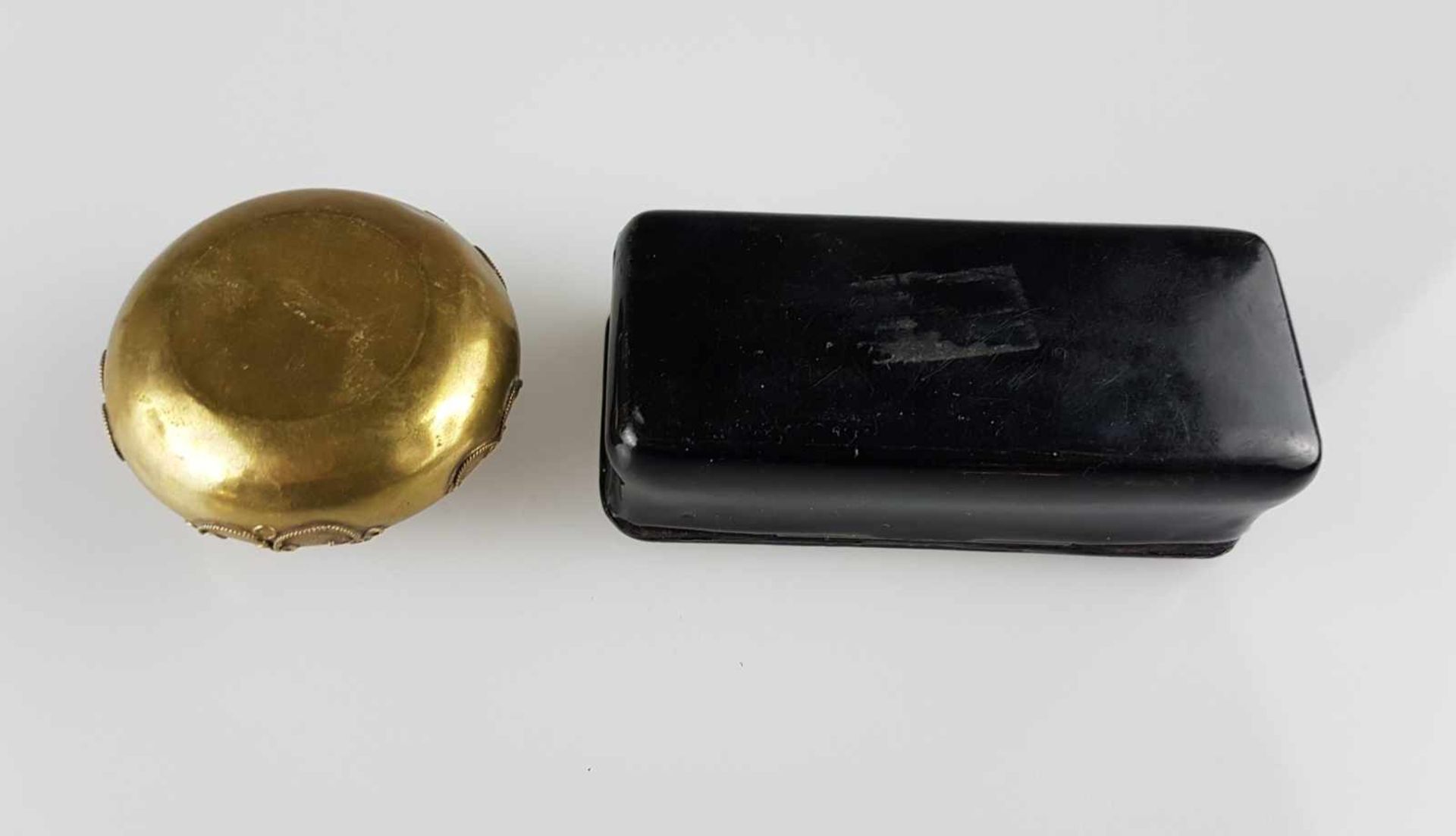 Zwei kleine Dosen - Rosenkranz-/Schnupftabakdose mit Scharnierdeckel,1x rund,Messing mit - Bild 4 aus 4