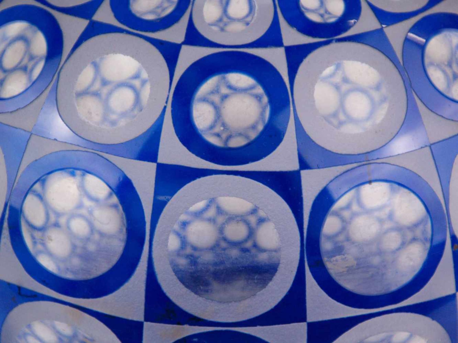 Glasvase -Böhmen, sign. R. Krasne, bauchige Form, mattes und glattes Glas in Milchweiß und Blau, - Bild 3 aus 5