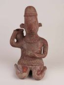 Tonfigur - wohl Peru, rötlicher Ton, menschliche Figur mit einem Gefäß auf der Schulter in