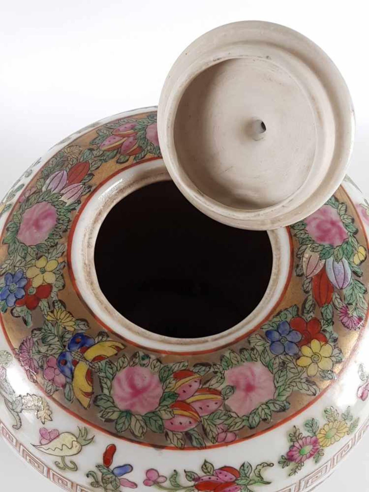 Deckelvase - China 20.Jh.,Bemalung mit polychromen Emailfarben,auf Wandung umlaufend zwei große - Bild 5 aus 6