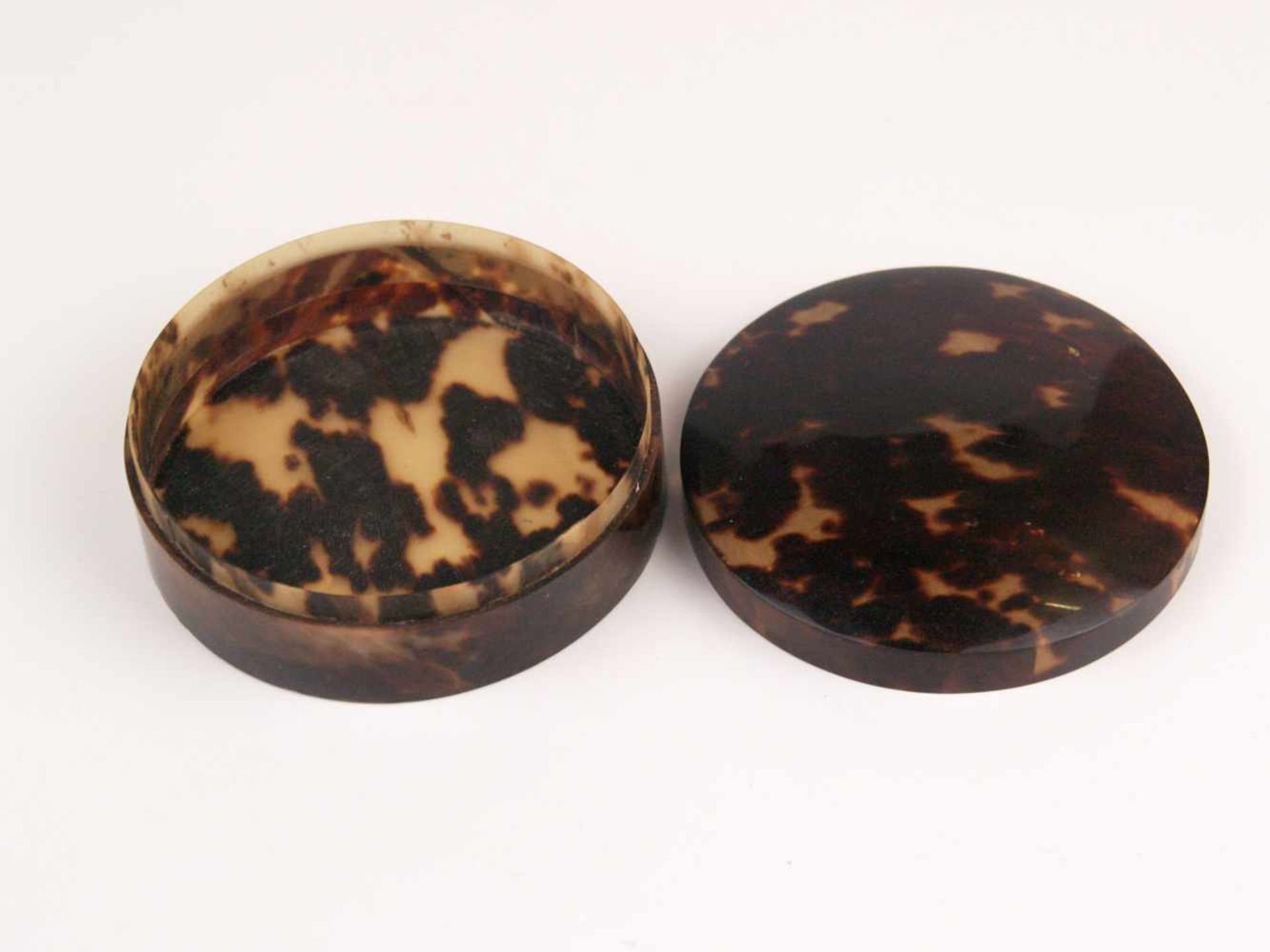 Kleine Schildpatt-Deckeldose - runde glatte Form,D.ca.7,8cm, H.ca.2,5cm, Gebrauchsspuren - Bild 2 aus 3
