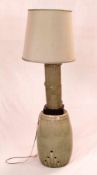 Lampe mit Keramikfuß und -Sockel - zylindrische Wandung in Bambus-Optik auf Holzsockel montiert,
