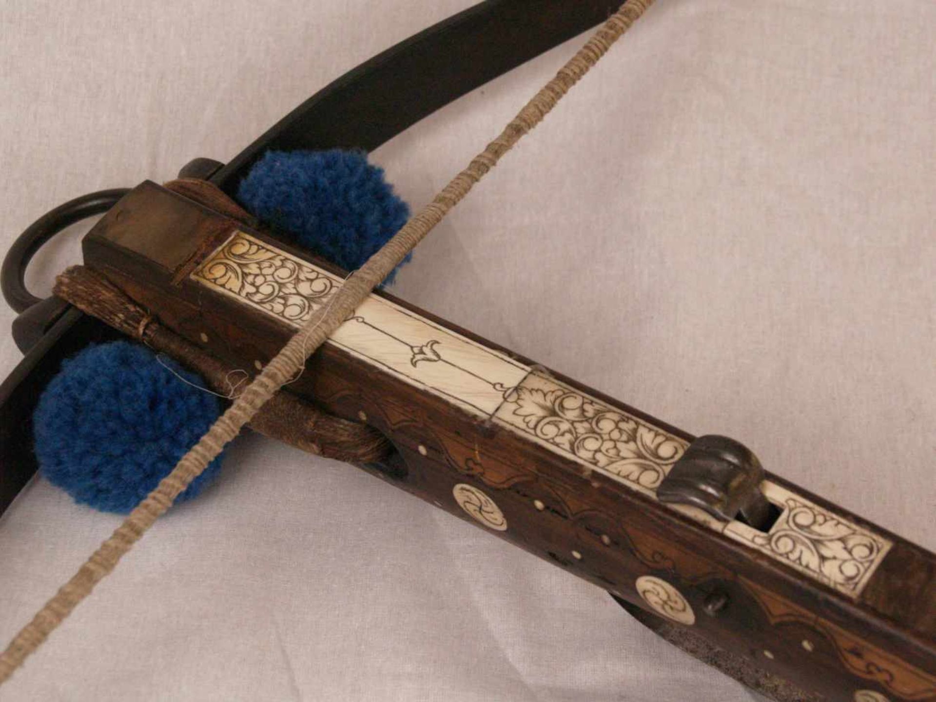Schwere Jagdarmbrust - ebonisierte konisch zulaufende Holzsäule mit reichen Einlagen aus fein - Bild 3 aus 9