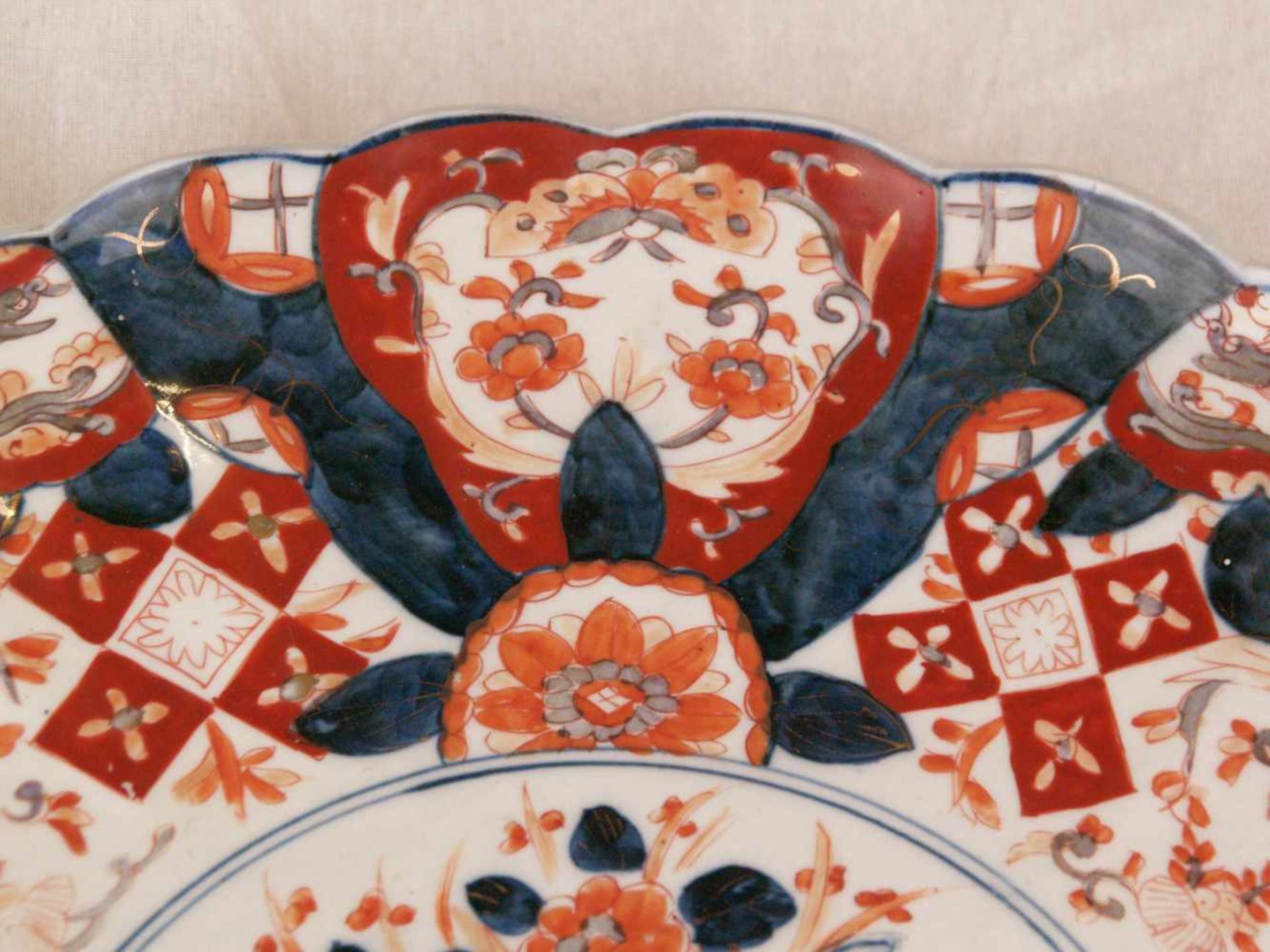 Zwei große Imari Teller - wohl Japan, ca.19.Jh., nicht gemarkt, in Kobaltblau, Eisenrot und Gold - Bild 4 aus 7