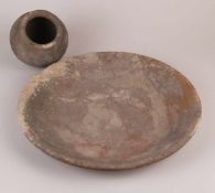 Ölgefäß & Schale - Tonausformung, wohl römisch antik,1 Kugelbauchgefäß H.ca.10cm/1 runde Schale