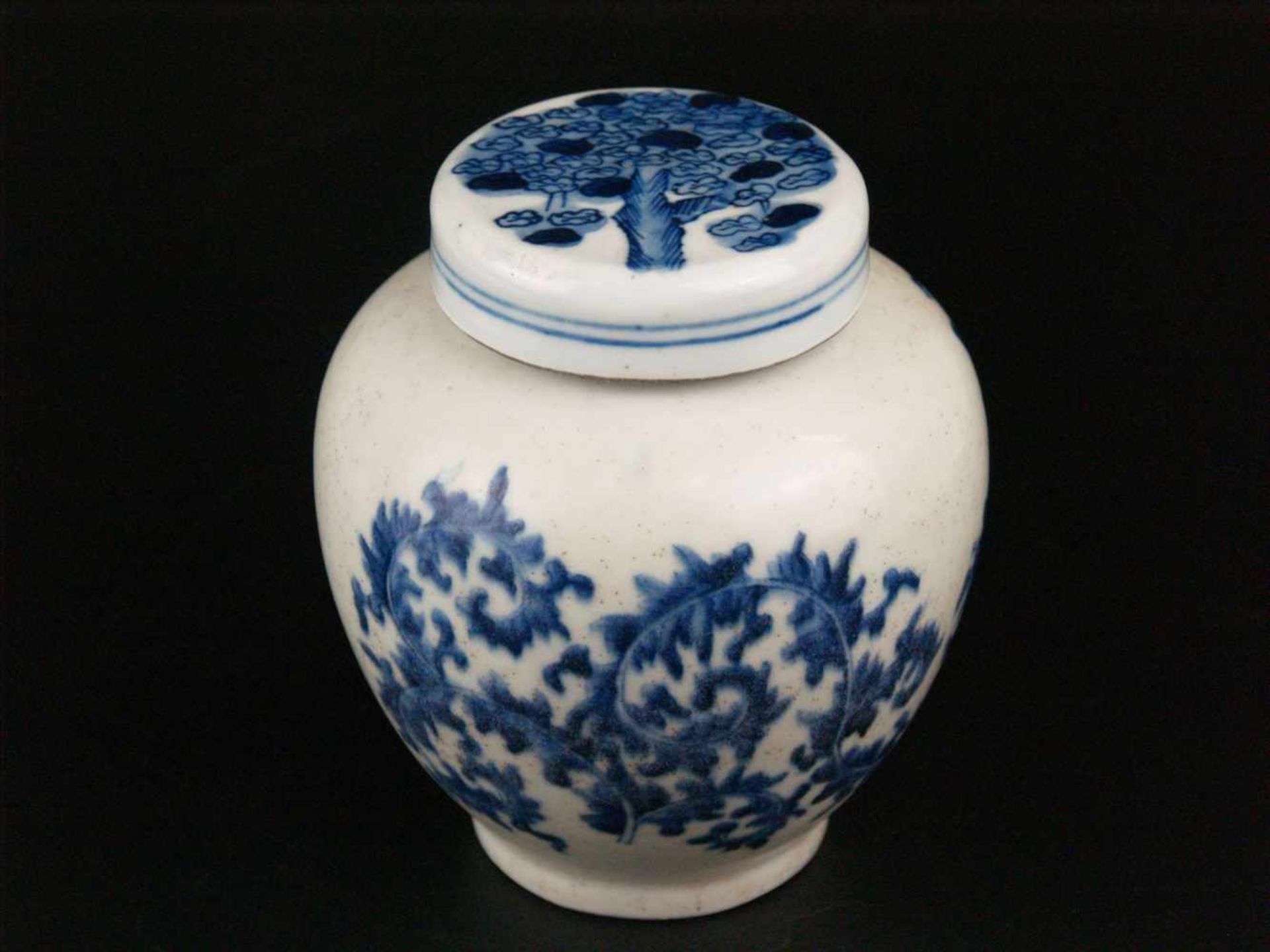 Kleiner Ingwertopf - China,zylindrische Wandung mit unterglasurblauer Bemalung im europäischen Stil,