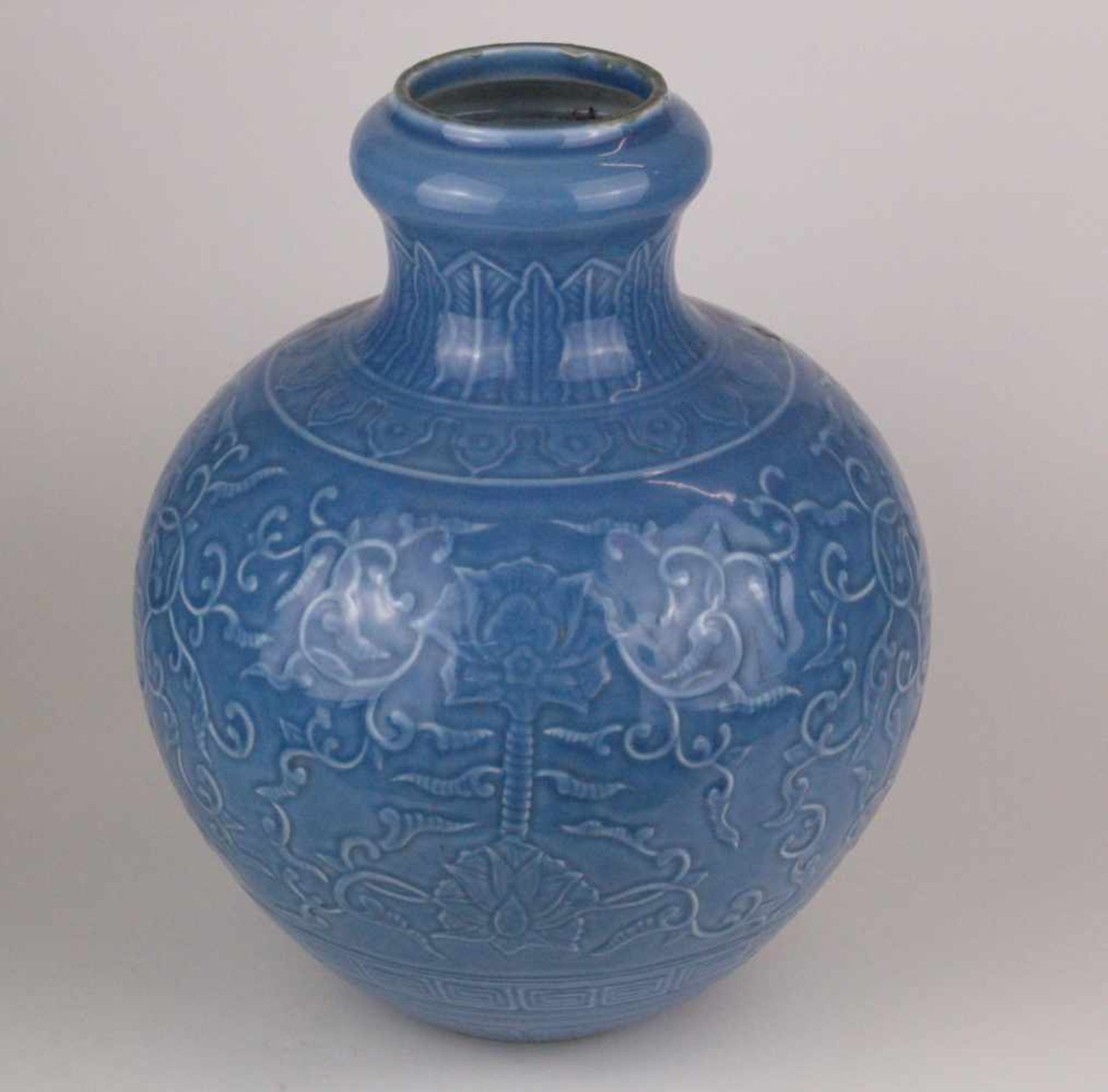 Vase - China, dickwandige Porzellanvase mit blauer Puderglasur, umlaufend Dekor mit blühenden