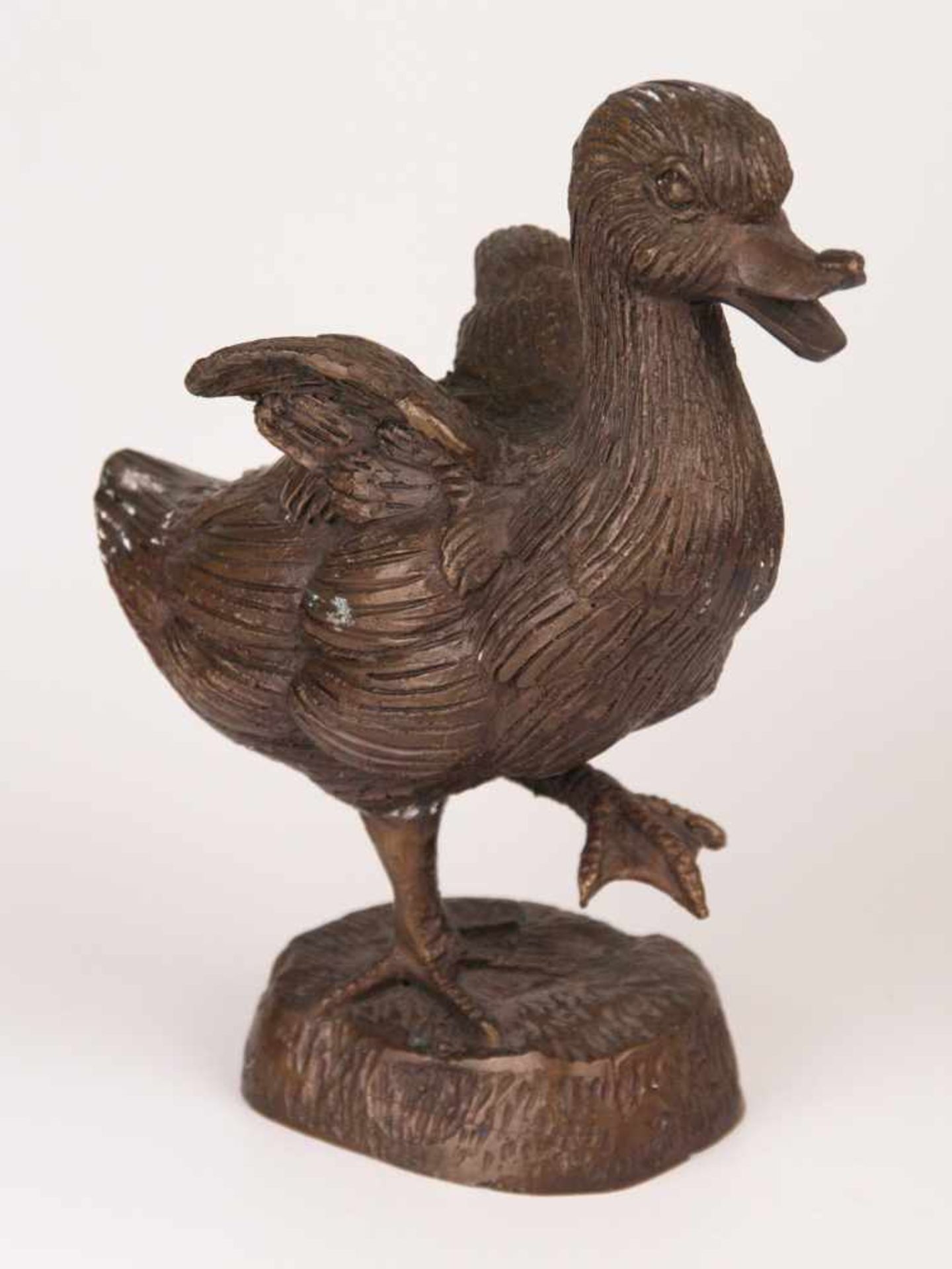 Bronzefigur "Entchen" - Bronze patiniert, naturalistische Darstellung einer kleinen Ente auf einem