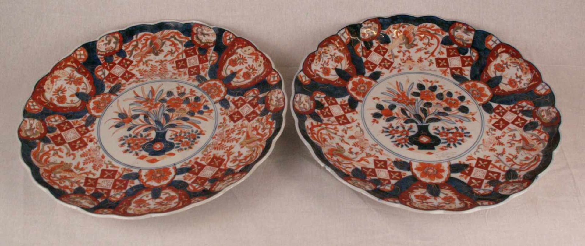 Zwei große Imari Teller - wohl Japan, ca.19.Jh., nicht gemarkt, in Kobaltblau, Eisenrot und Gold