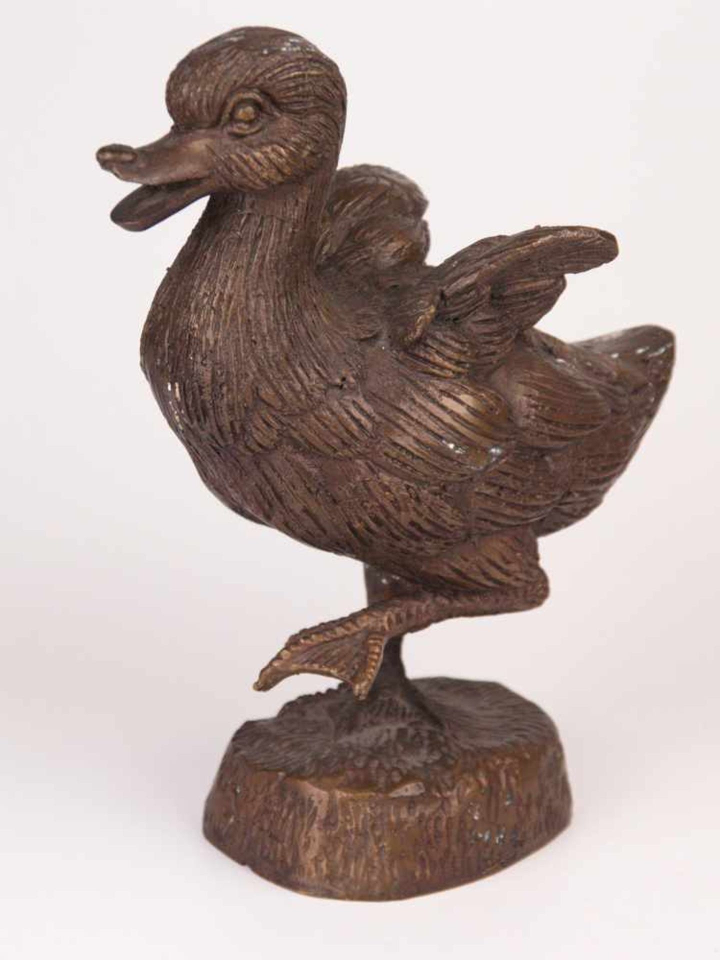 Bronzefigur "Entchen" - Bronze patiniert, naturalistische Darstellung einer kleinen Ente auf einem - Bild 2 aus 5