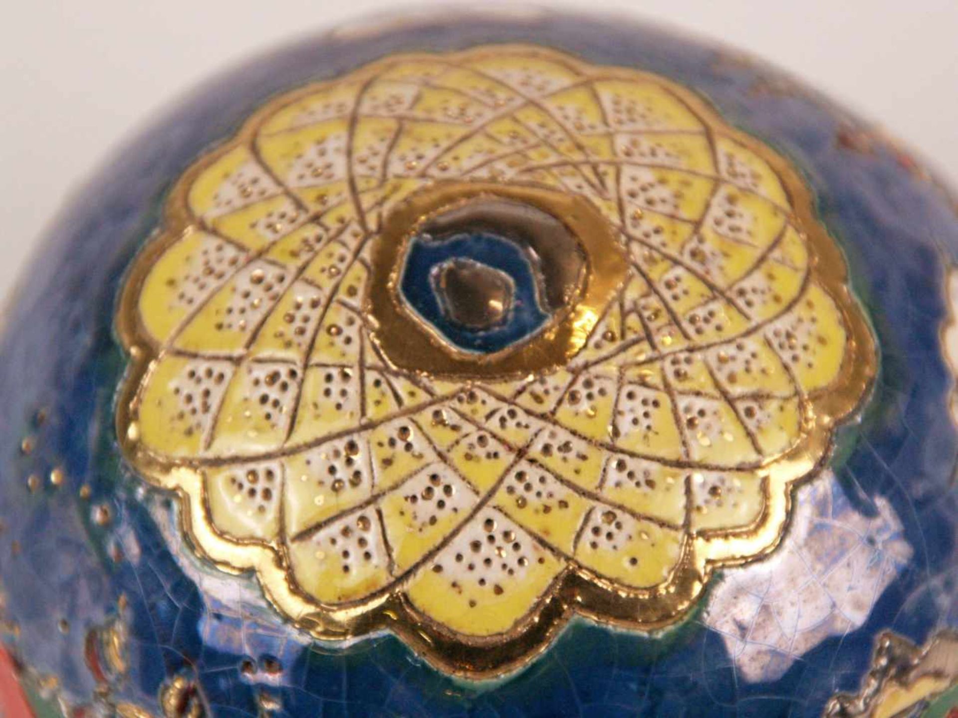 Dubach, Ellen - Kugelobjekt, Keramik, farbig und gold staffiert, emailiert, in krakelierter Optik - Bild 4 aus 5