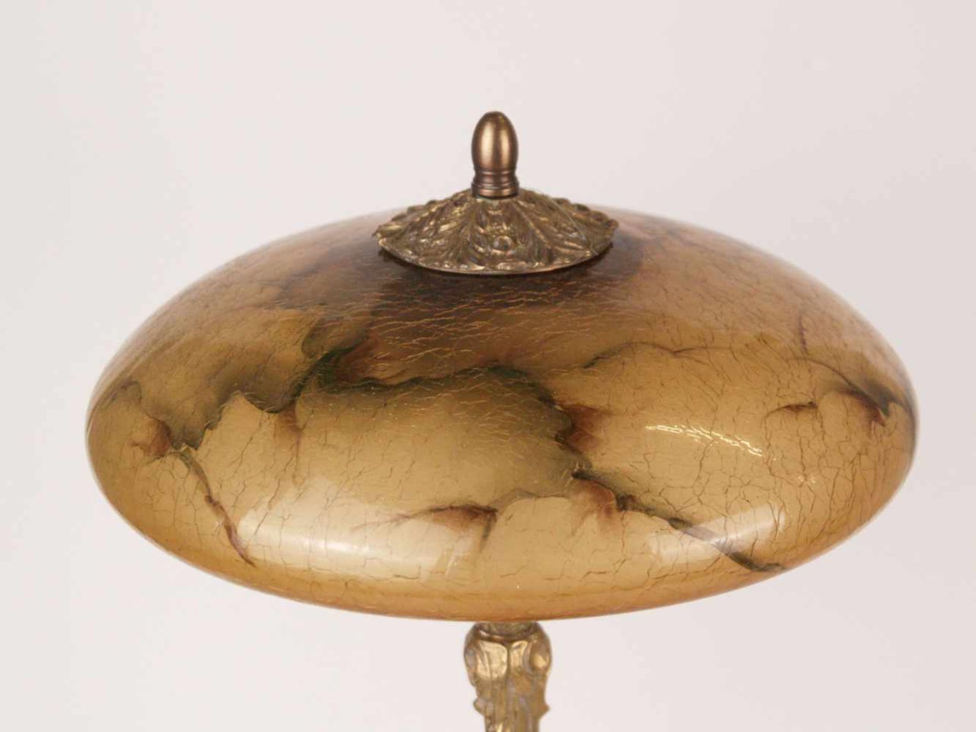 Jugendstil-Tischlampe - Messingfuß, hellbrauner Glasschirm mit dunklen Farbeinschmelzungen, 2- - Bild 2 aus 5