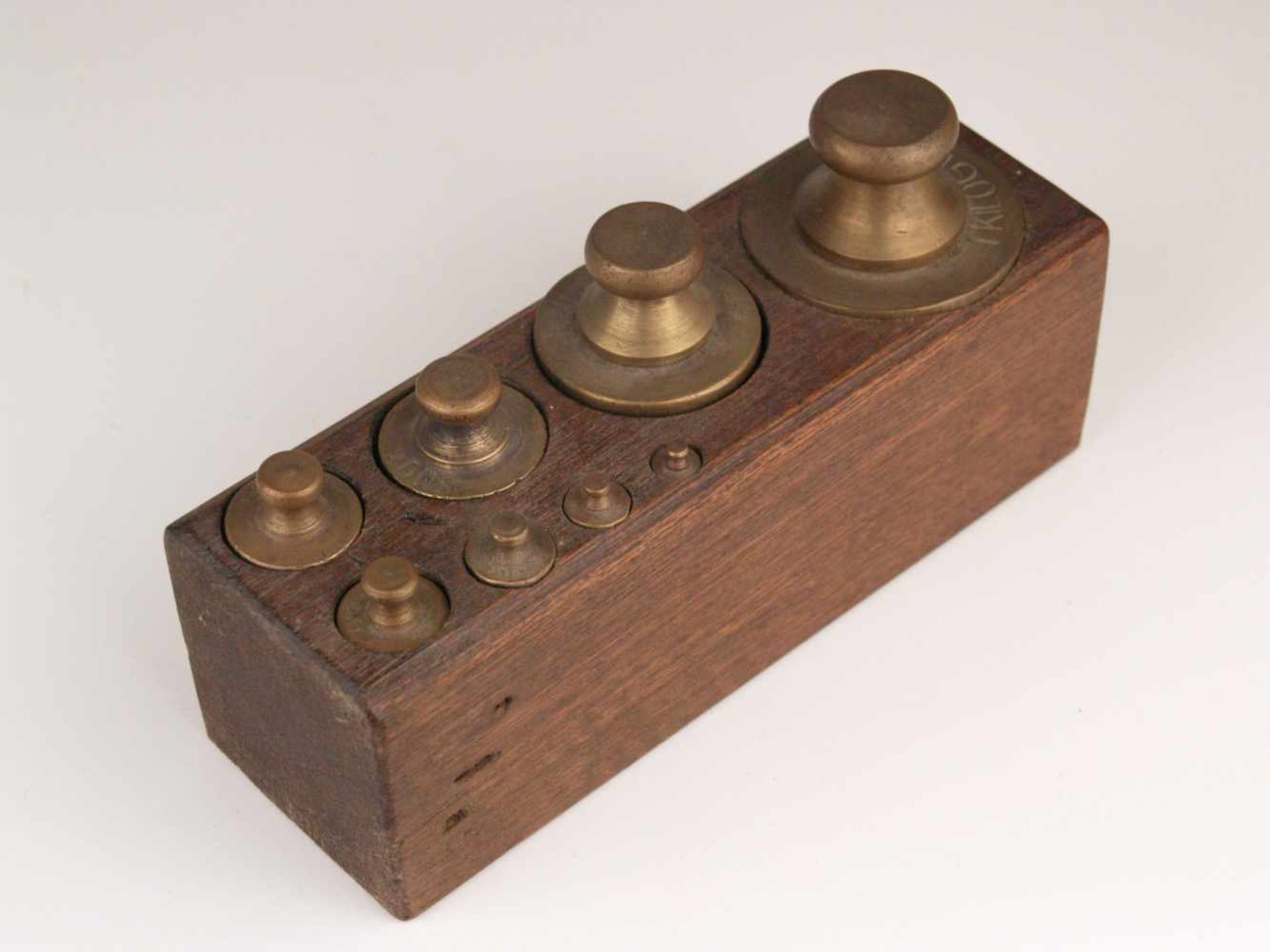 Acht Gewichte - Holzblock mit 8 Gewichten, Messing, von 5g bis 1 kg, zylindrischer Korpus mit Knauf, - Bild 2 aus 3