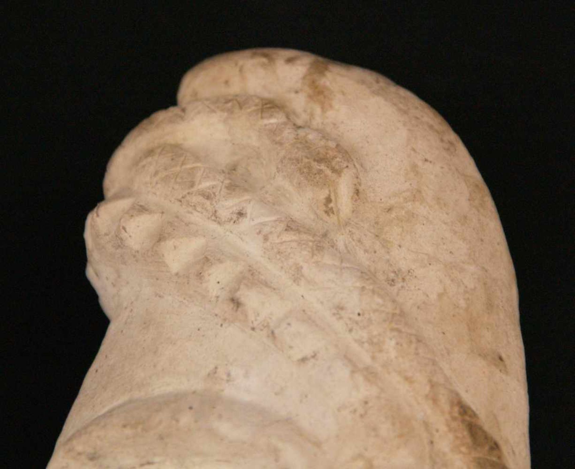 Tonfigur "Kopf"- Darstellung eines länglichen schmalen Kopfs, weißer Scherben nachgedunkelt, - Bild 5 aus 5
