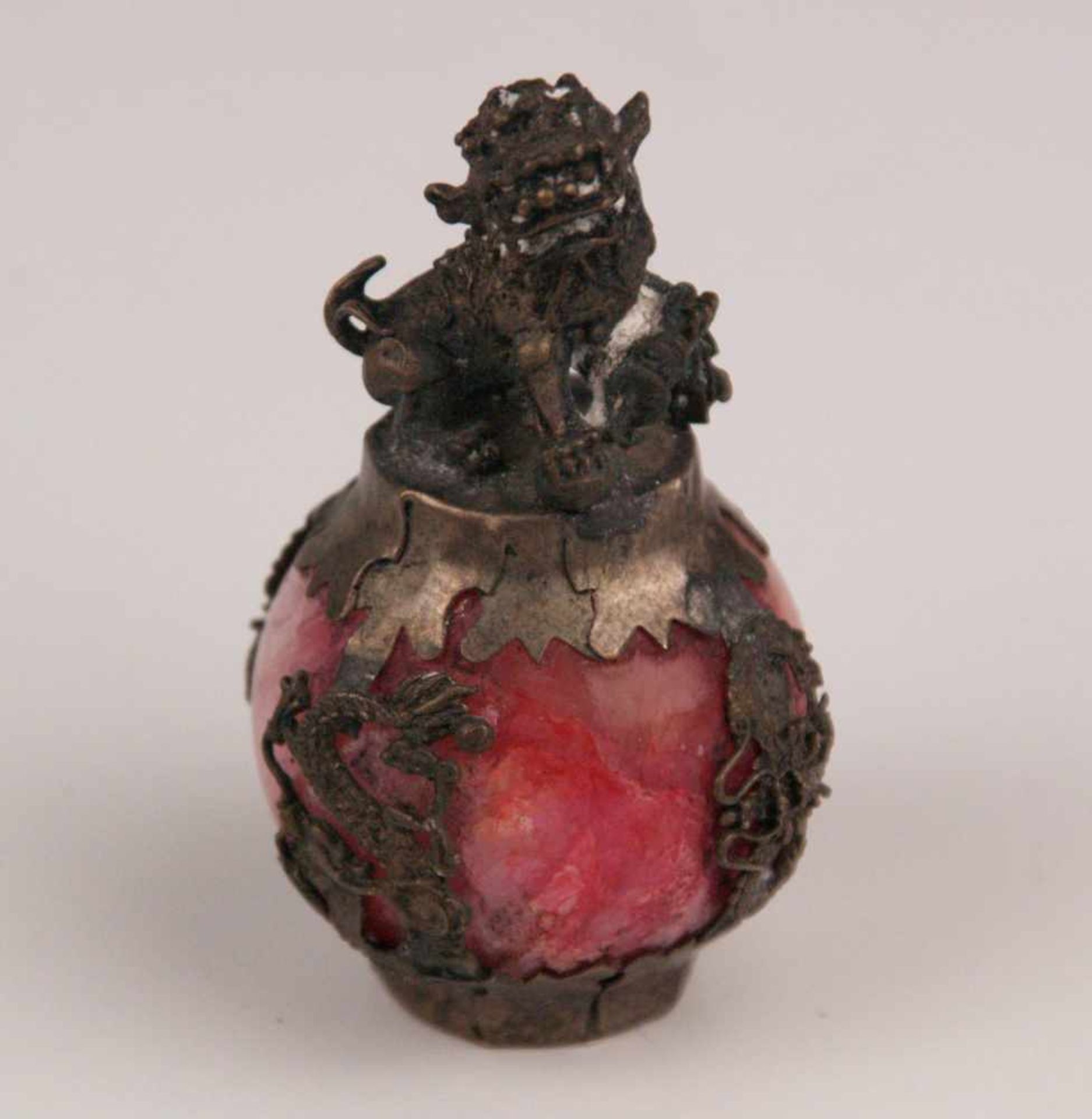 Kleiner Briefbeschwerer - roséfarbene Alabasterkugel mit Metallmontierung, umlaufend mit Phönix- und