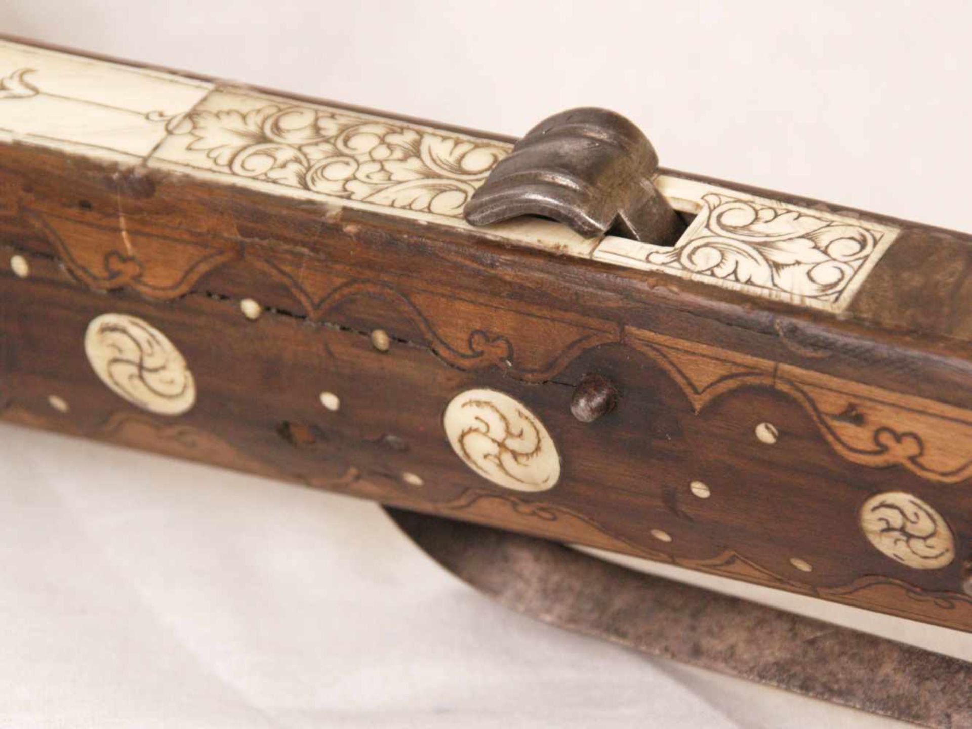 Schwere Jagdarmbrust - ebonisierte konisch zulaufende Holzsäule mit reichen Einlagen aus fein - Bild 4 aus 9