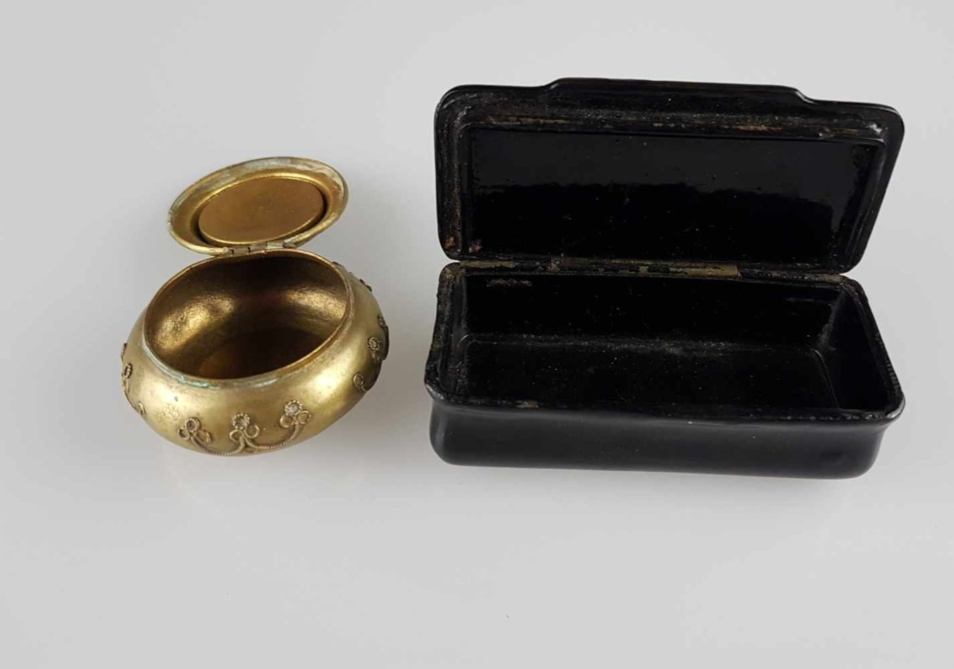 Zwei kleine Dosen - Rosenkranz-/Schnupftabakdose mit Scharnierdeckel,1x rund,Messing mit - Bild 3 aus 4