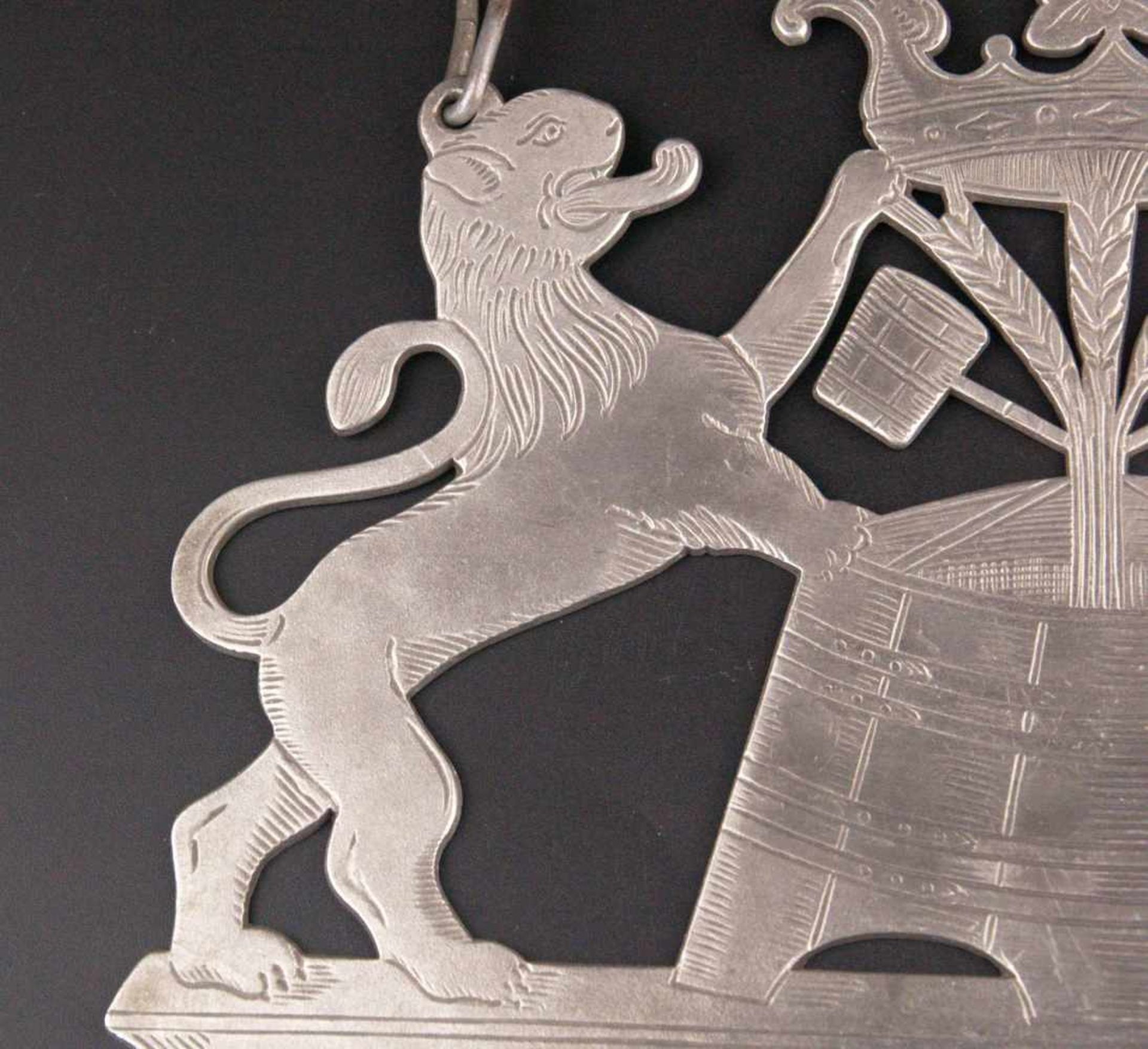 Bierbrauer-Zunftzeichen - Zinn, zwei steigende Löwen, am Fass mit Gerstenhalmen und Werkzeugen - Bild 3 aus 5