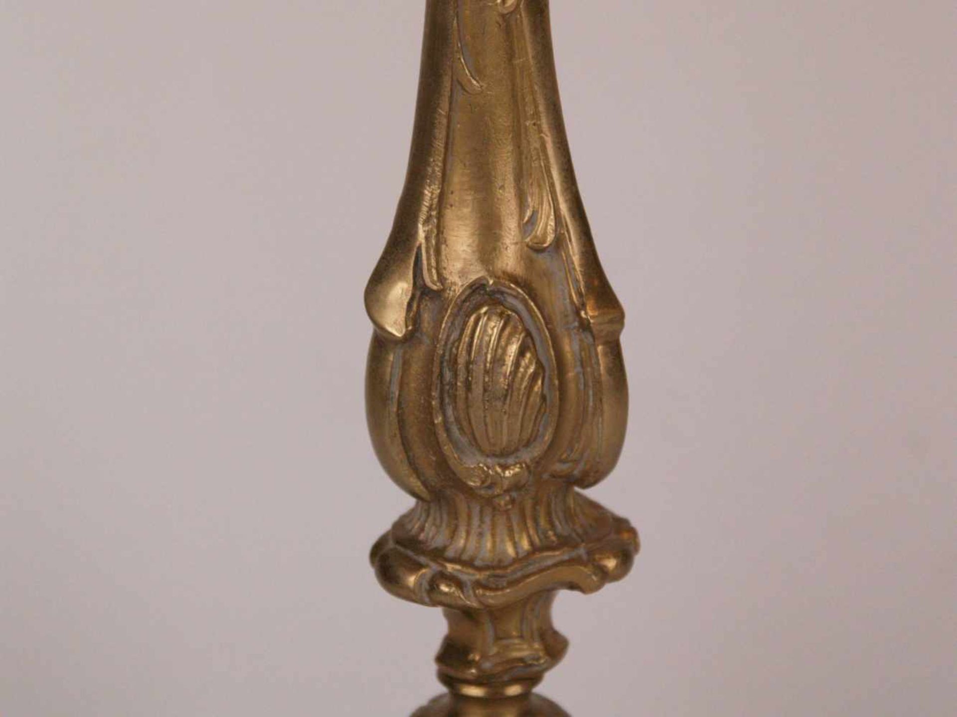 Jugendstil-Tischlampe - Messingfuß, hellbrauner Glasschirm mit dunklen Farbeinschmelzungen, 2- - Bild 4 aus 5