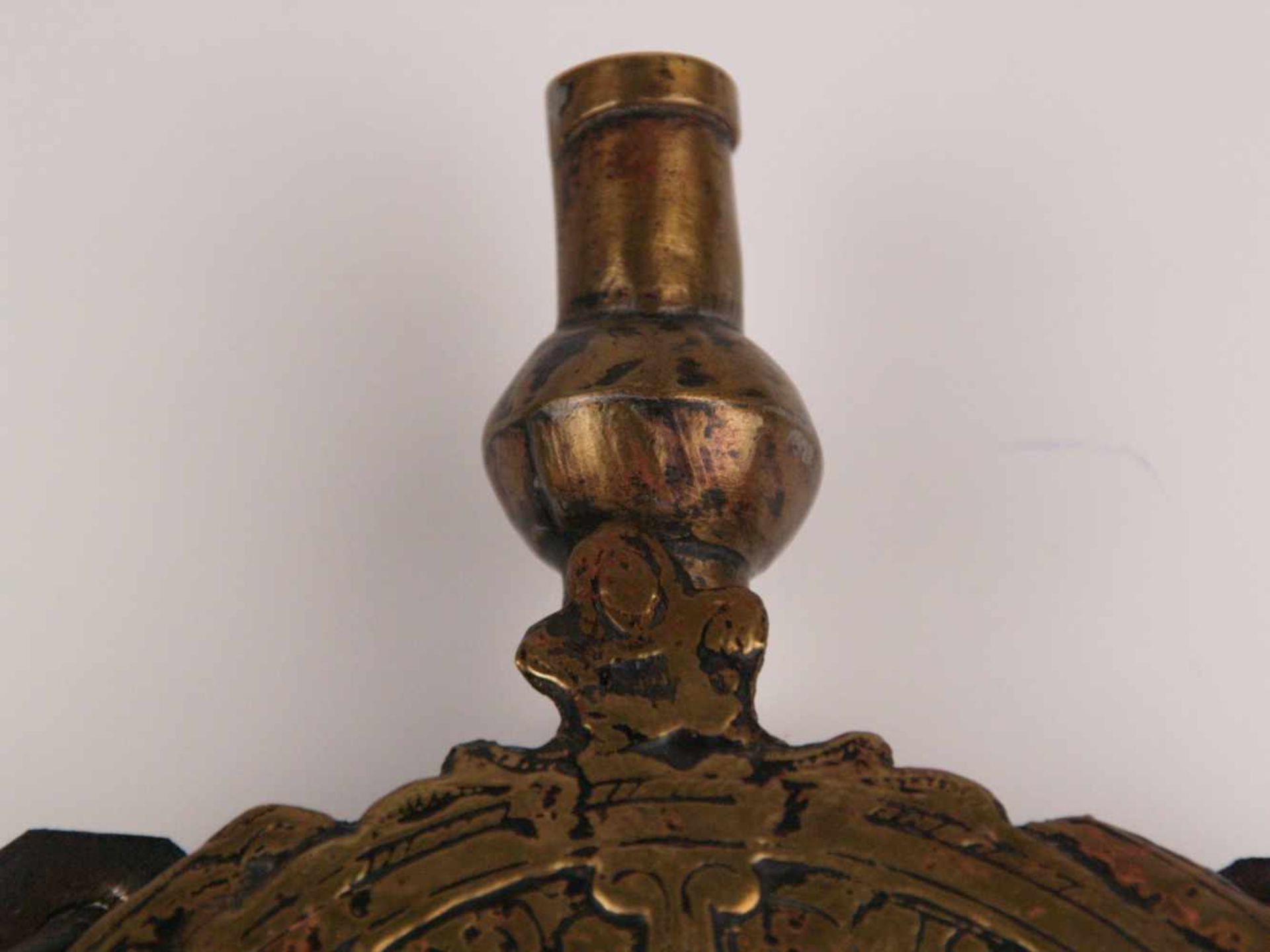 Pulverflasche - Messing, runde flache Form mit tubusförmiger Öffnung und zwei Ösen an den - Bild 3 aus 5