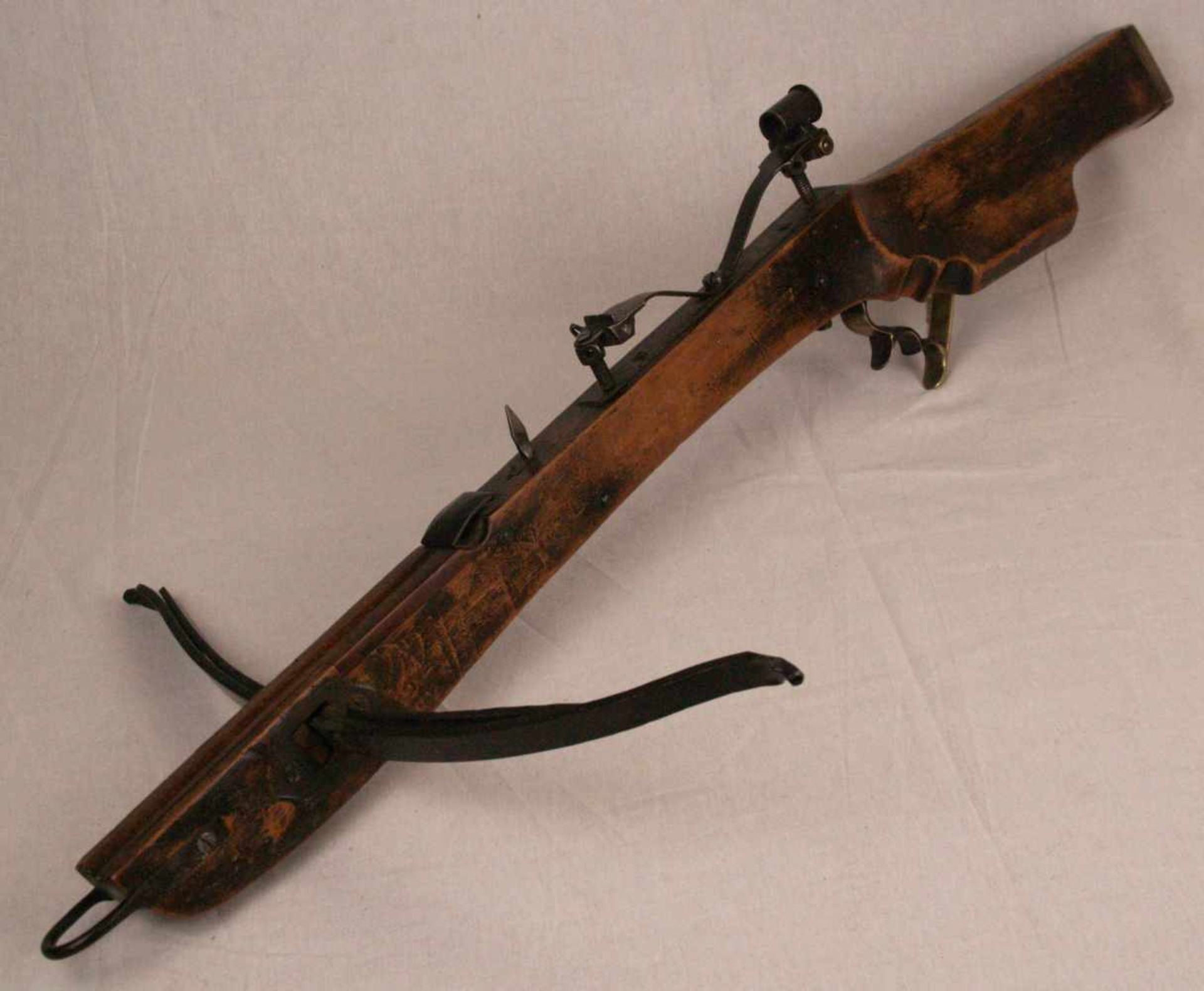 Schwere Armbrust - 18./19.Jahrhundert,ebonisierte Holzsäule berieben,Spitze mit Eisenring, - Bild 2 aus 9