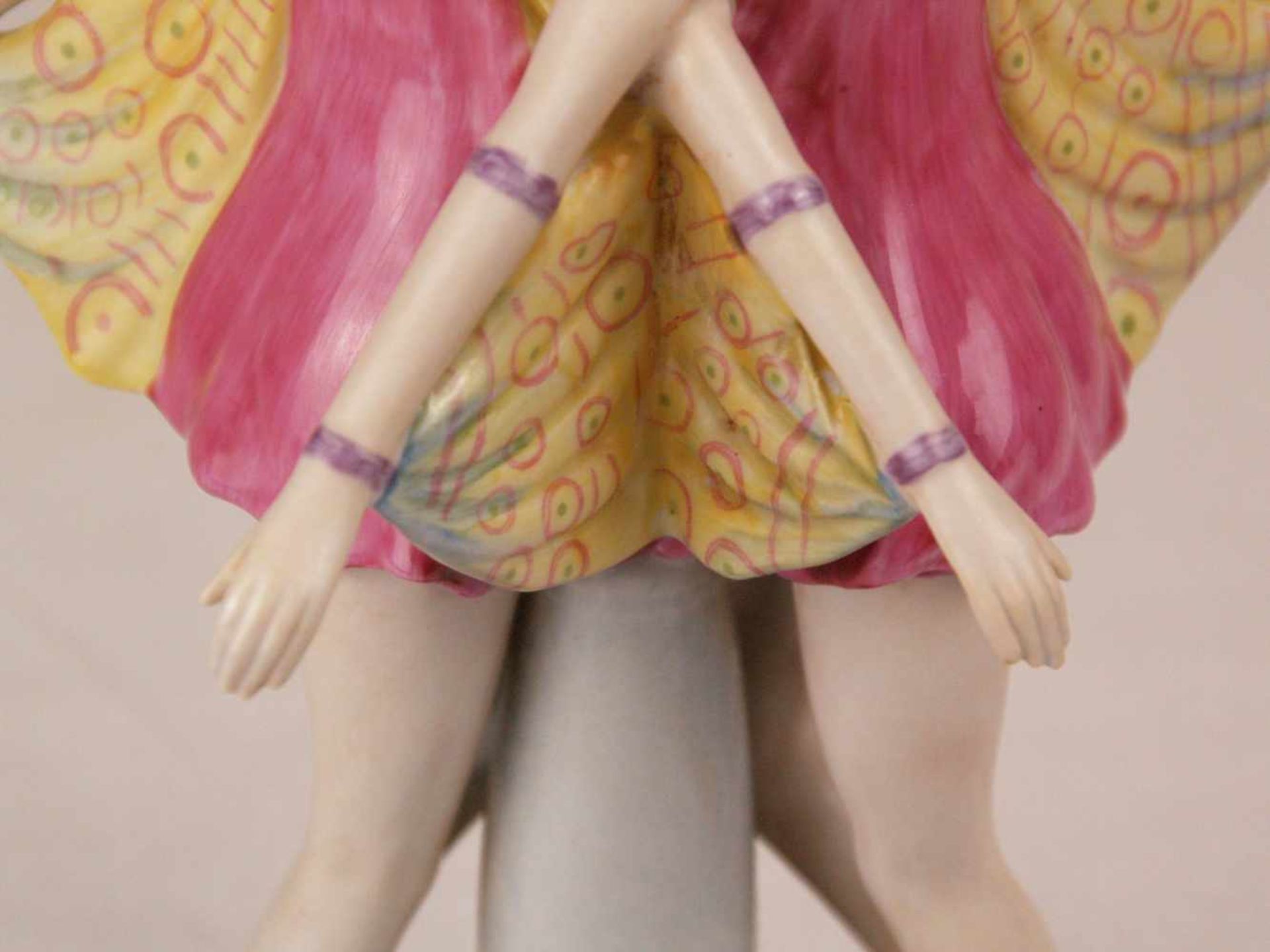 Art-Déco-Figur - Zwei junge Tänzerinnen in Blütenkostümen mit Schmetterlingsärmeln,auf runder - Bild 8 aus 9