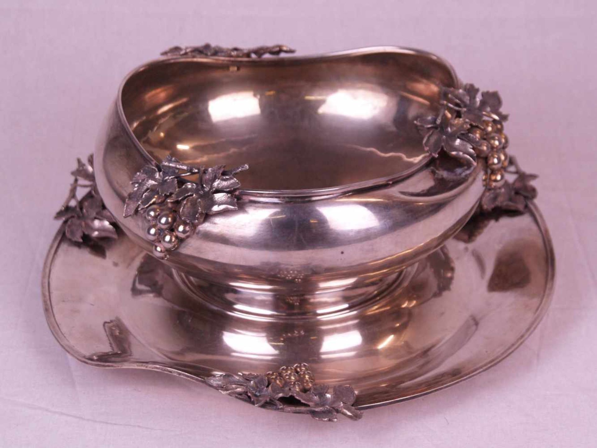Obstschale mit Presentoir - 900er Silber,gepunzt,2-tlg,runde unregelmäßige Form mit gewelltem Rand,