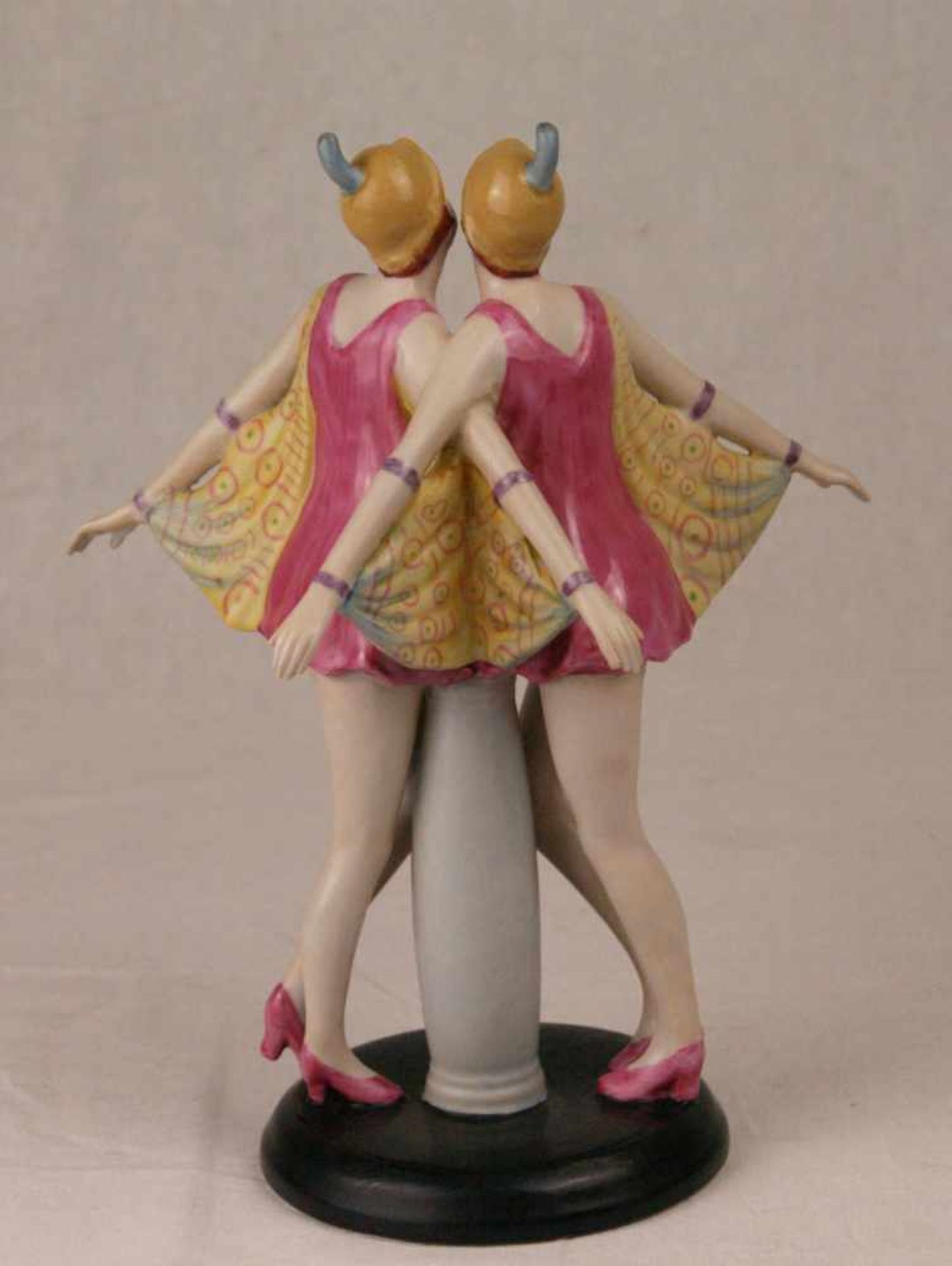 Art-Déco-Figur - Zwei junge Tänzerinnen in Blütenkostümen mit Schmetterlingsärmeln,auf runder - Bild 2 aus 9