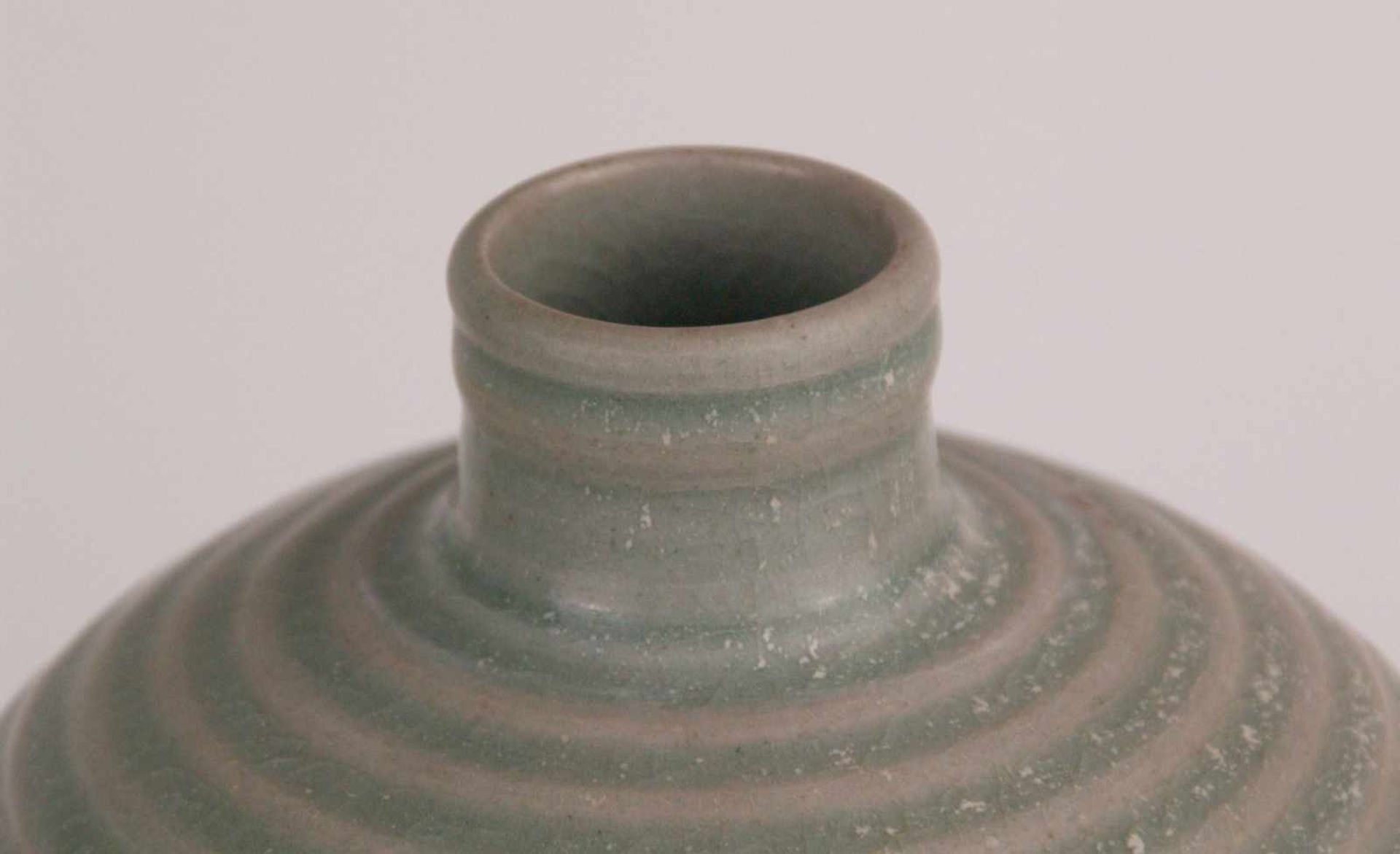 Meipingvase - China, Rillendekor mit Seladonglasur,Standring unglasiert,allseits leichtes Craquelé, - Bild 2 aus 4