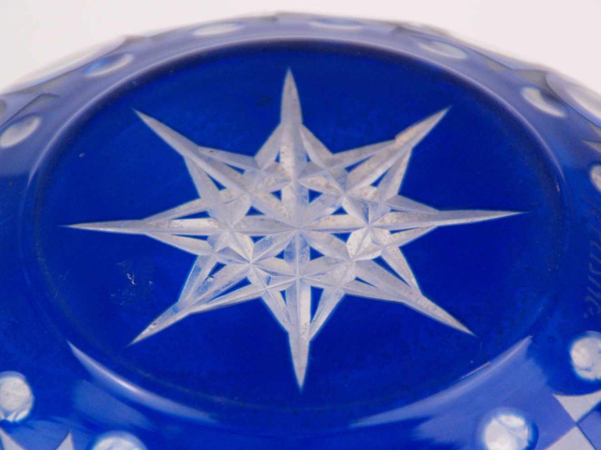 Glasvase -Böhmen, sign. R. Krasne, bauchige Form, mattes und glattes Glas in Milchweiß und Blau, - Bild 4 aus 5