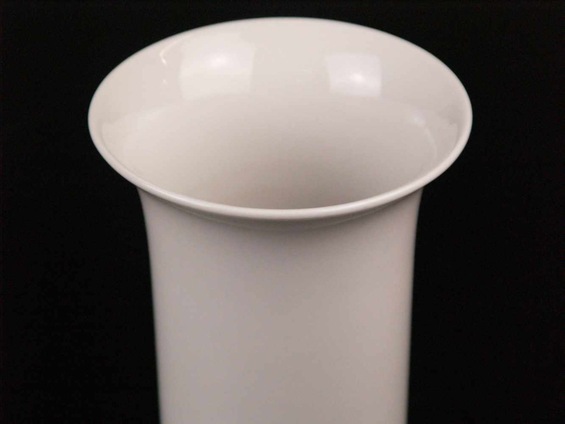 Vase - am Boden blaue Radmarke undeutlich bez. "Höchst", weiße Porzellan glasiert, zylindrische Form - Bild 2 aus 3