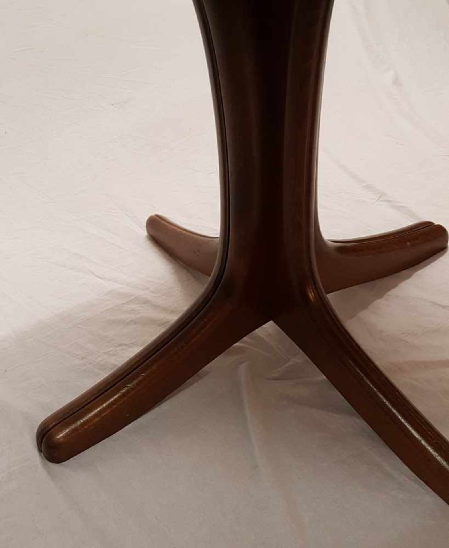 Esstisch - Thonet, rund mit vierteiligem Mittelfuß,H./Dm.74/110cm, ausziehbar, anbei zwei - Bild 2 aus 9