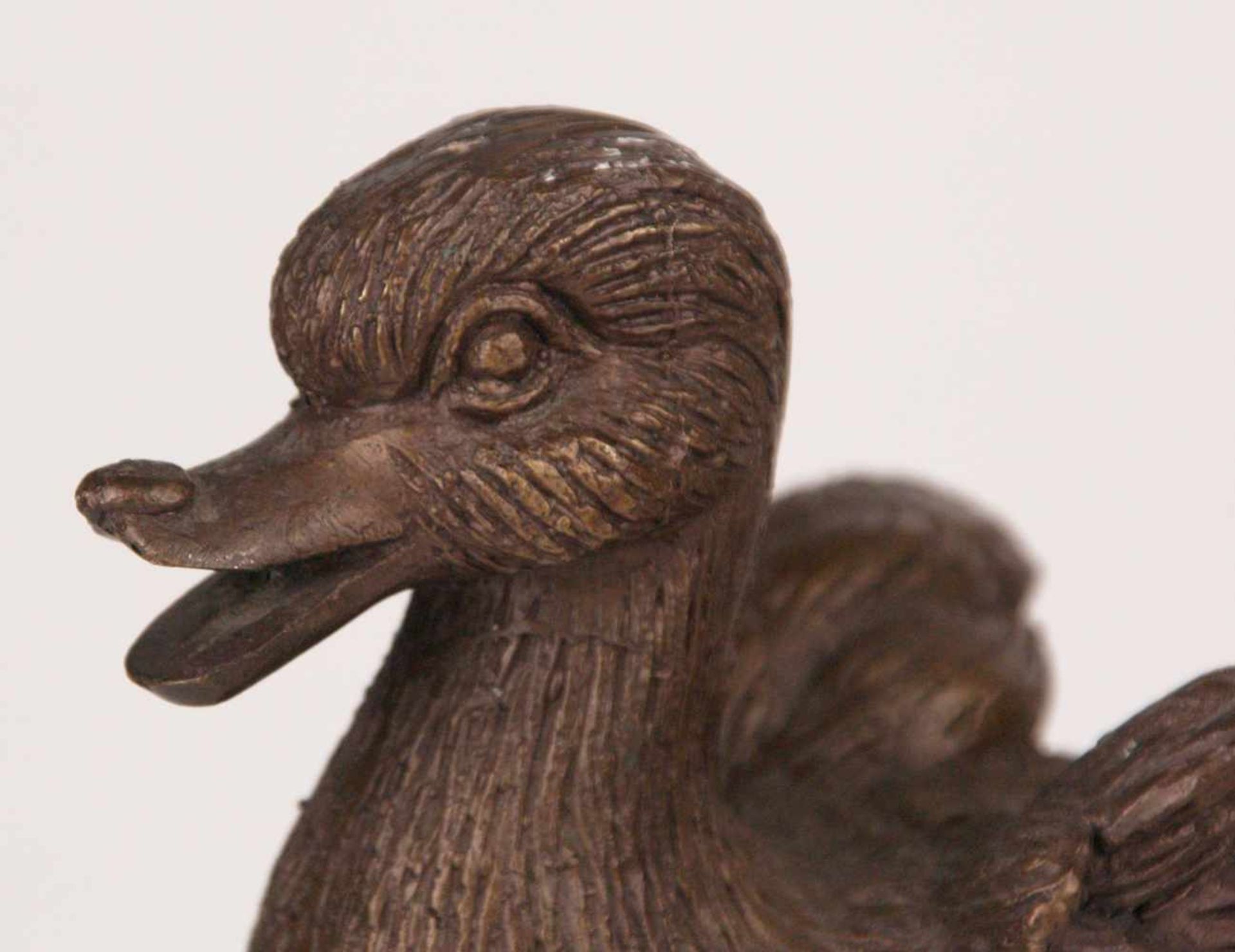 Bronzefigur "Entchen" - Bronze patiniert, naturalistische Darstellung einer kleinen Ente auf einem - Bild 3 aus 5