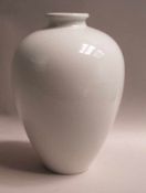 Schwere Vase - Weißporzellan, glasiert, elegante gebauchte Form mit eingeschnürter Mündung,am