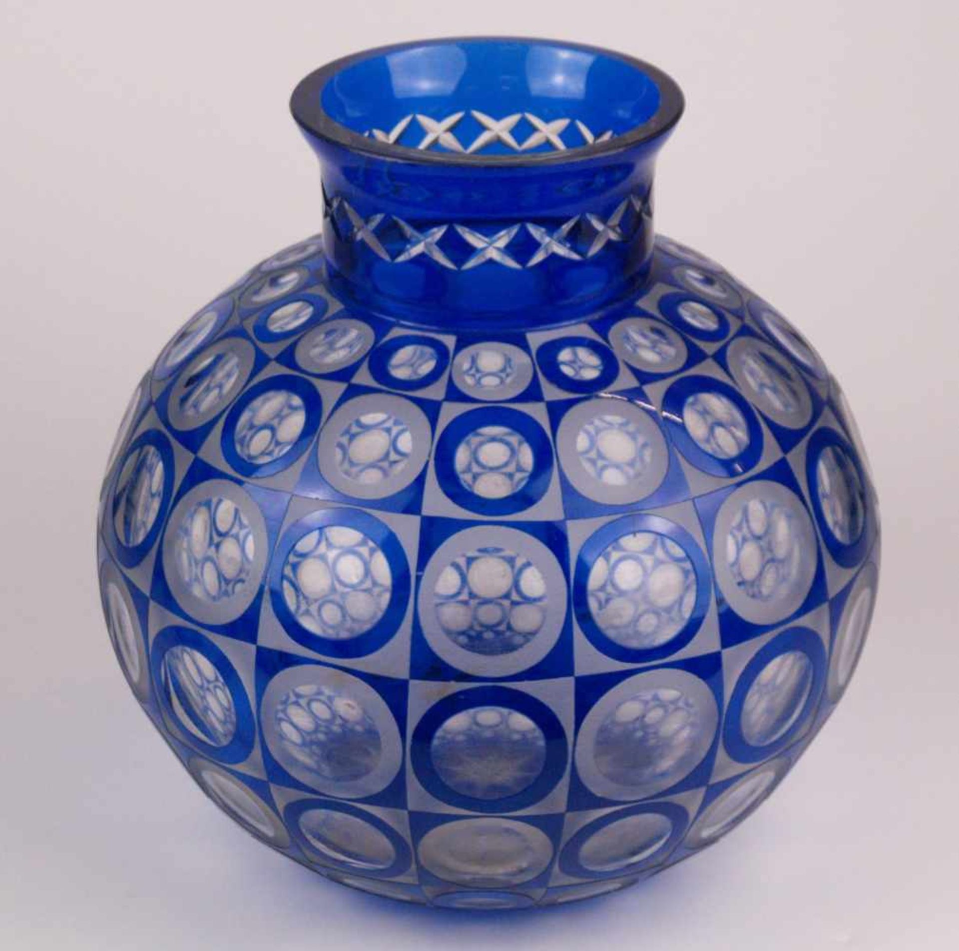 Glasvase -Böhmen, sign. R. Krasne, bauchige Form, mattes und glattes Glas in Milchweiß und Blau,